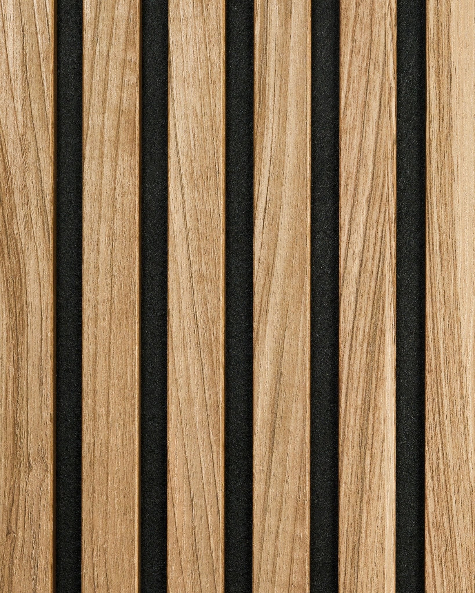 The Essential | Sample / English Walnut fra WoodUpp har vertical Akustikkpanel spiler i naturlig valnøtt med black mellomrom for et moderne, minimalistisk uttrykk.