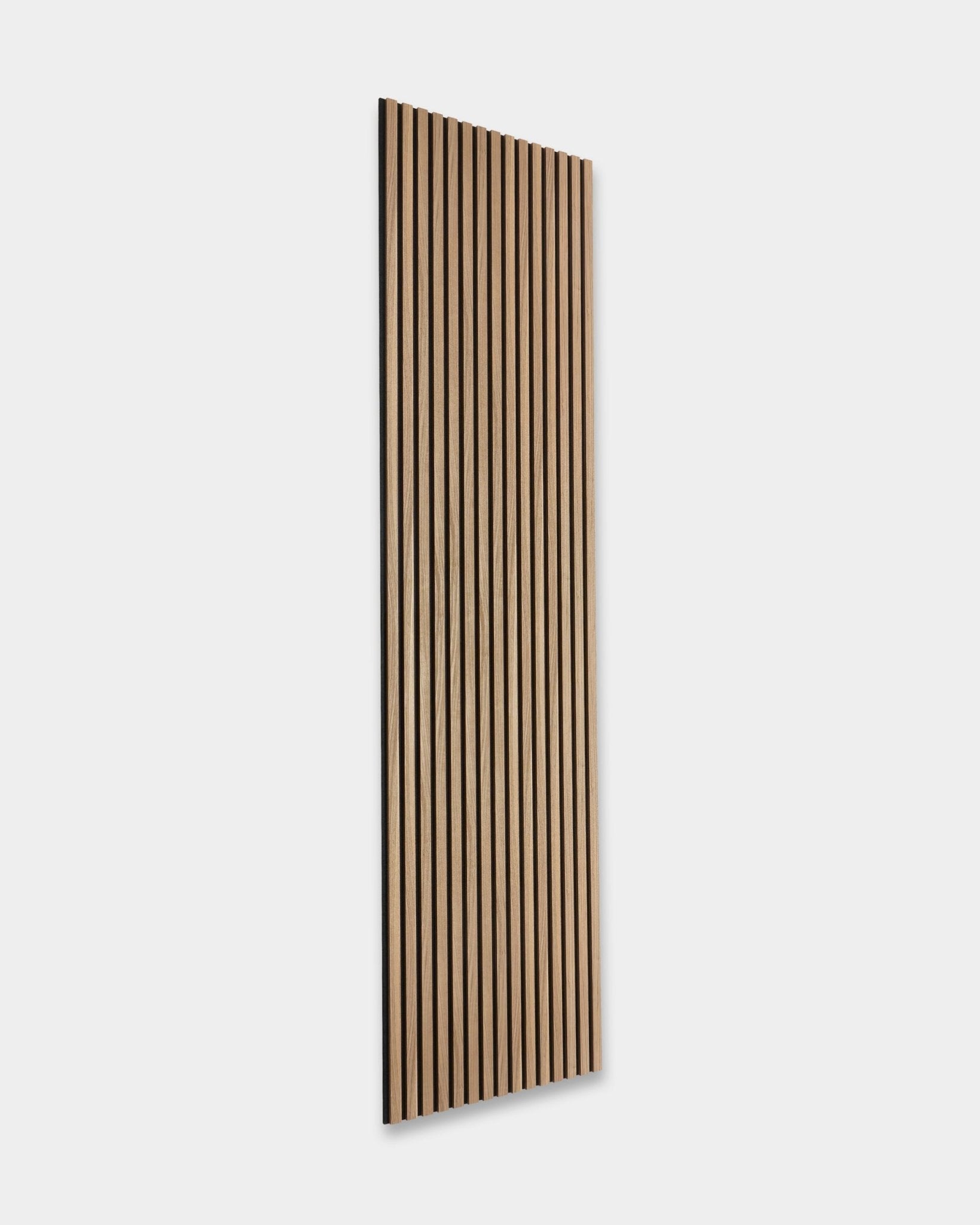 WoodUpp Essential Akupanel i English Walnut, 240 x 60 cm, har vertical trespiler på en ensfarget lys grå bakgrunn. Nordisk design av akustiske trepaneler.