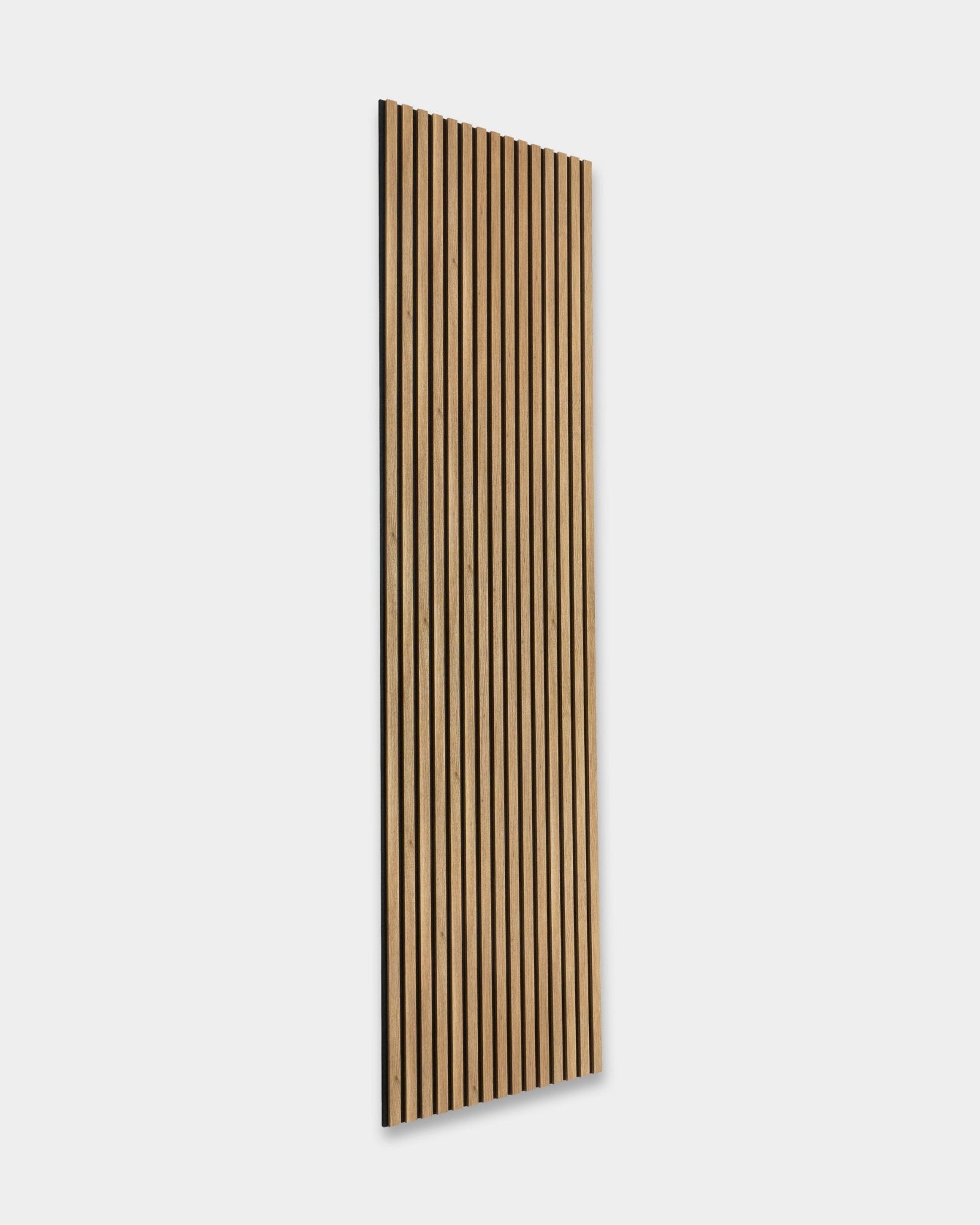 WoodUpp Essential Akupanel i English Oak (240 x 60 cm) med vertical spiler og en lys bakside, utviklet for å forbedre akustikken.