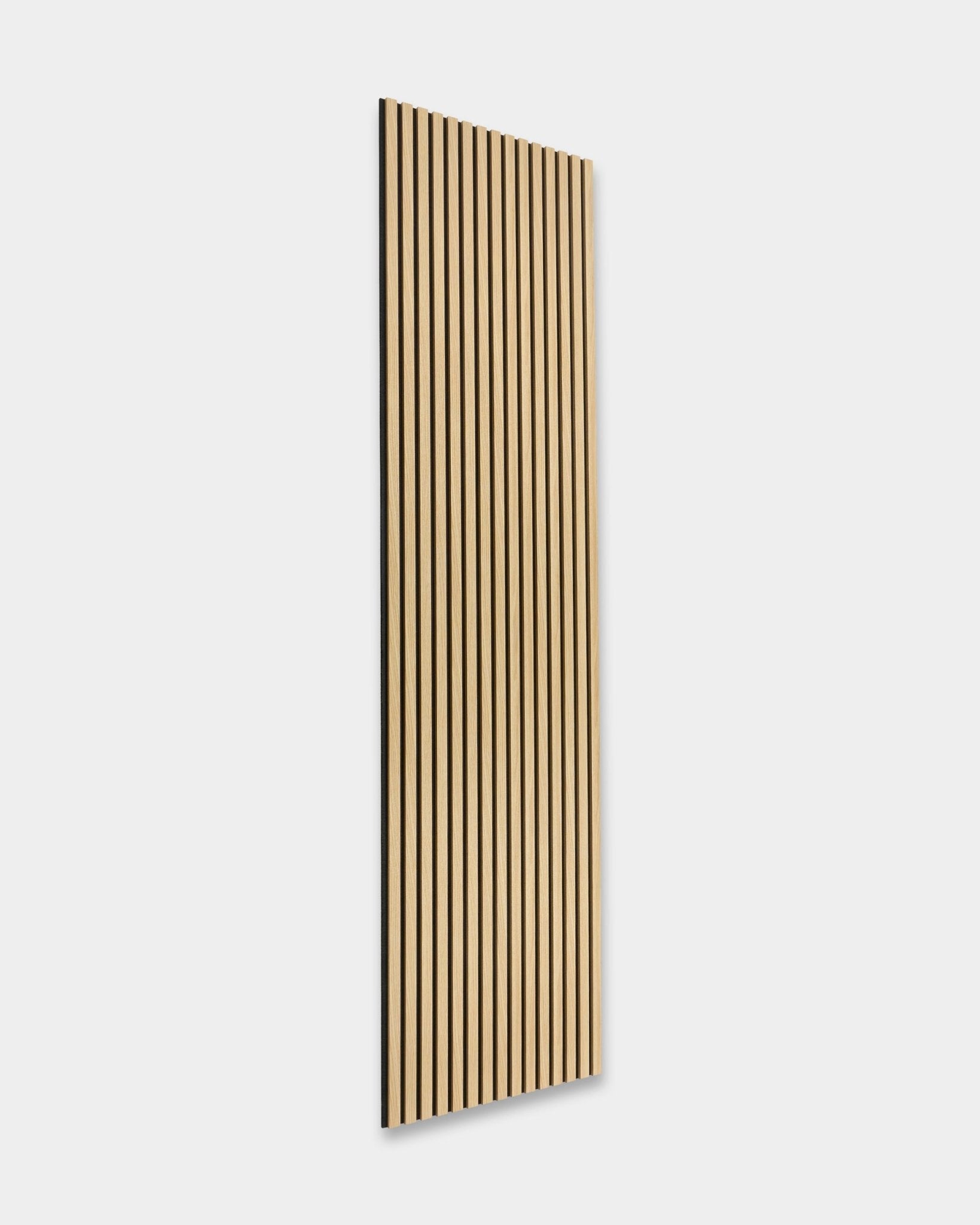 WoodUpp Akupanel The Essential i Southern Oak, et 240 x 60 cm Nordic Akustikkpanel med vertical black spor og design i trespiler.