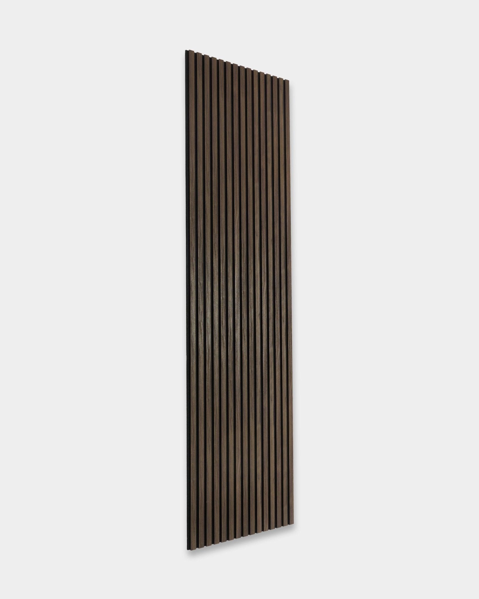 WoodUpp Essential Akupanel i Black Oak, 240x60 cm Akustikkpanel med vertical trespiler, utformet for lydabsorpsjon og et moderne nordisk uttrykk.