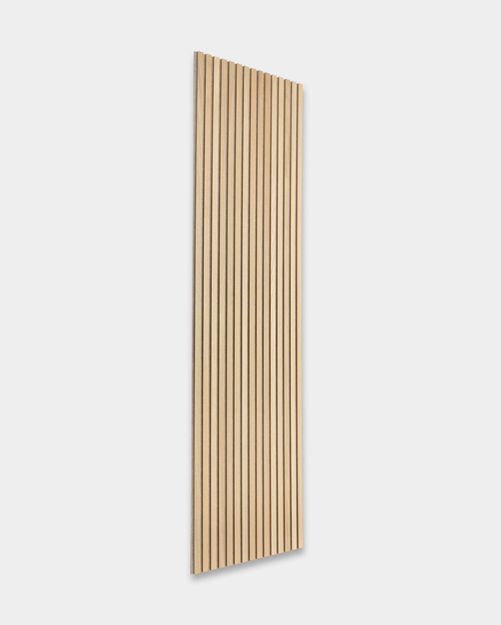 WoodUpp Akupanel akustiske trepaneler med rektangulært design og jevnt fordelte vertical spiler, vist i vinkel mot en minimalistisk lys grå bakgrunn.