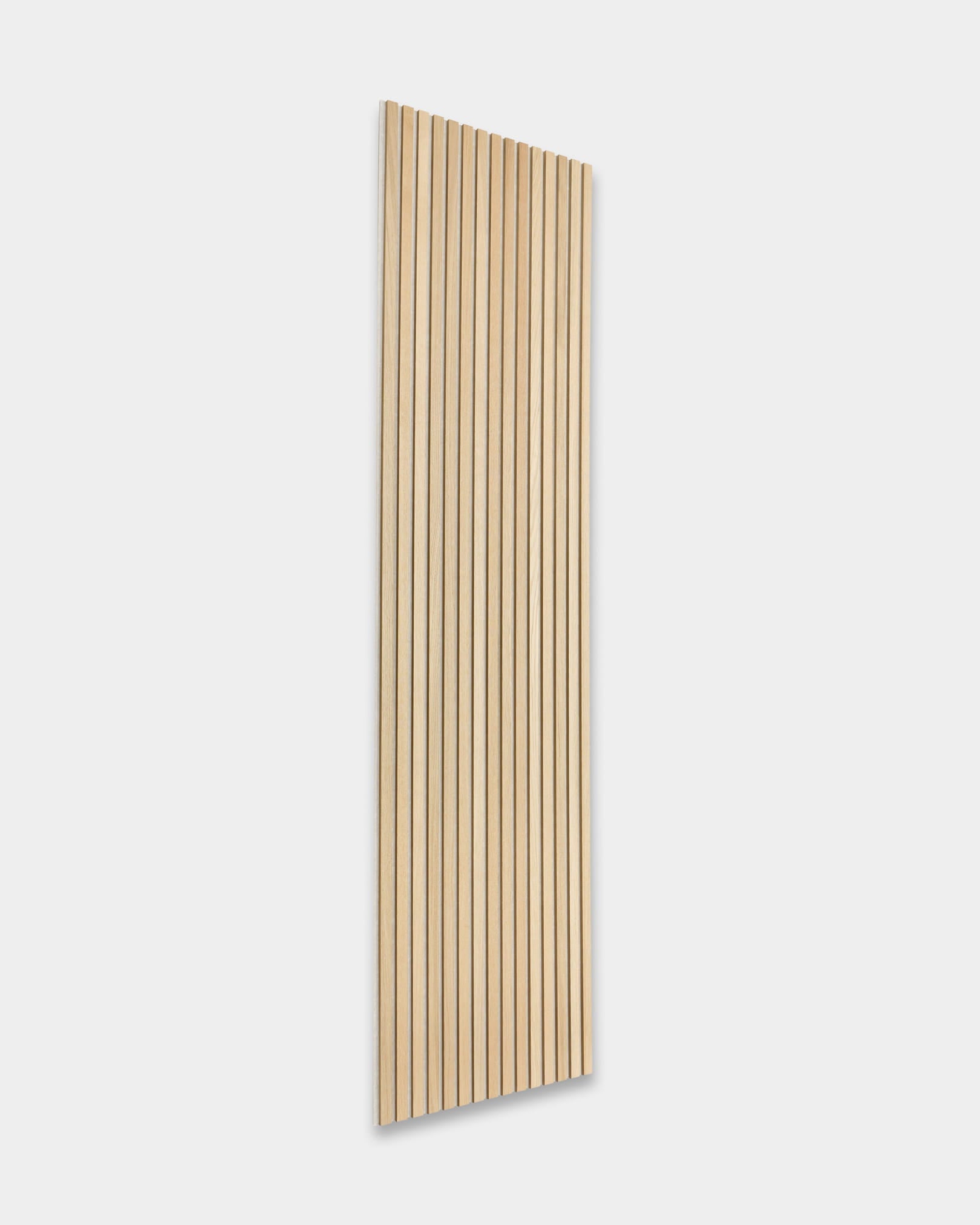 WoodUpp Akupanel rektangulære akustiske trepaneler med jevnt fordelte vertical spiler, vist mot en enkel hvit bakgrunn.