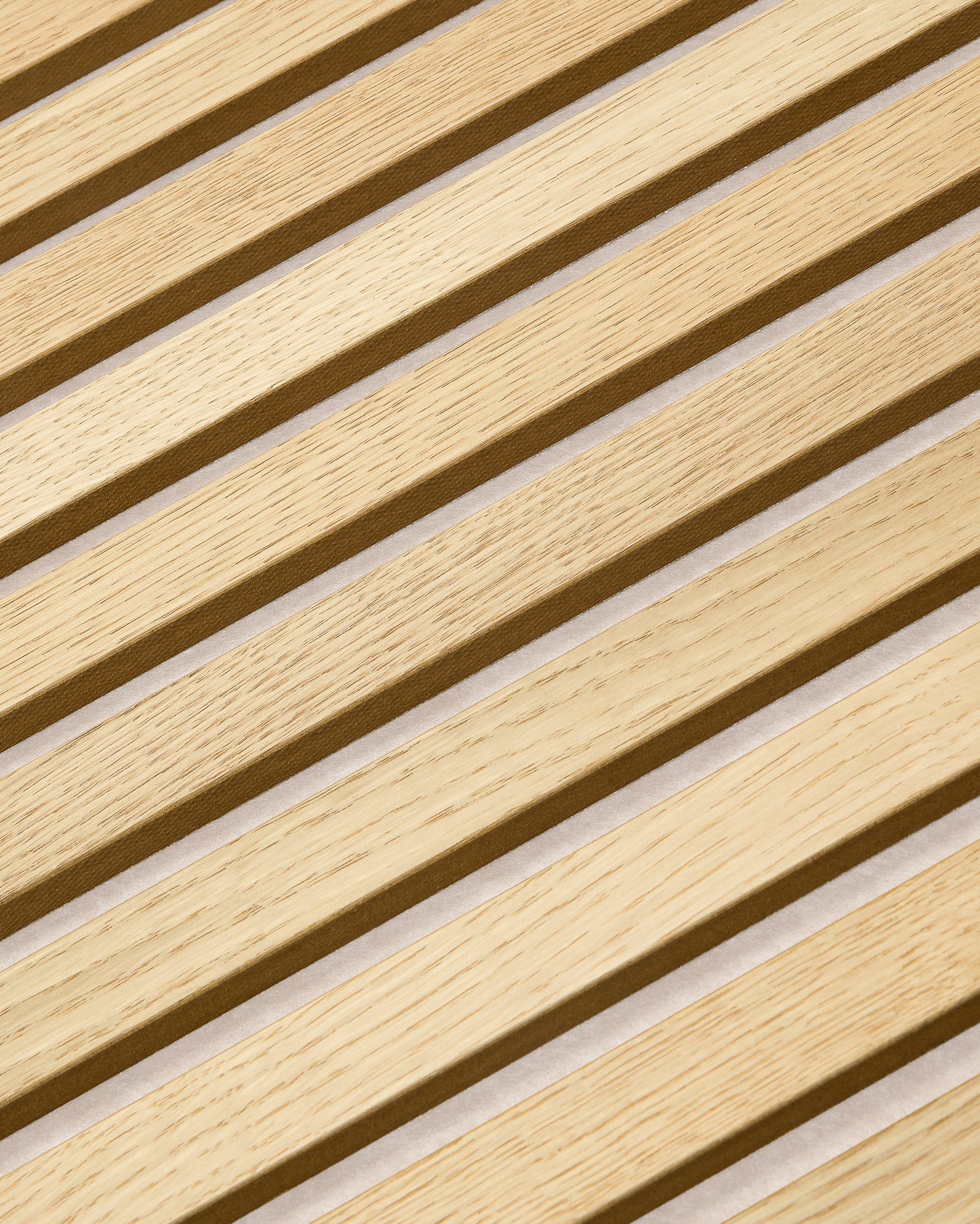 Nærbilde av WoodUpp Akupanel Akustikkpanel i Classic Oak med lys beige filt, 240x60 cm, med nordisk trespilet tekstur og lydabsorberende design.