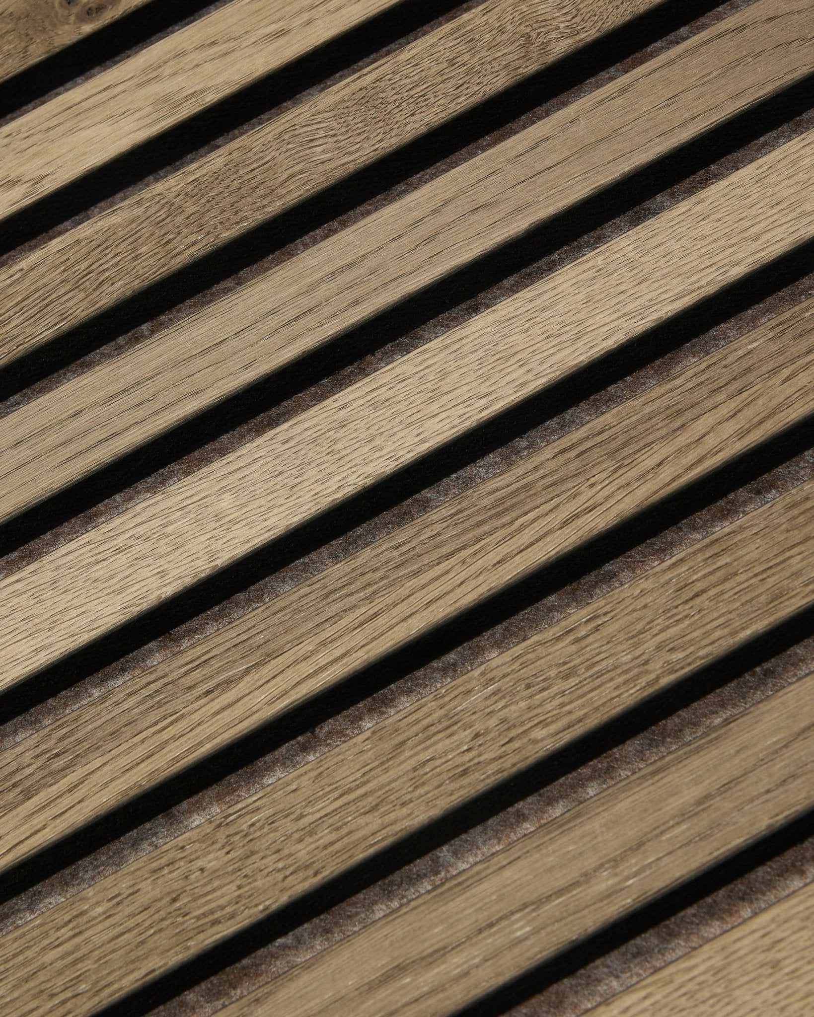 Nærbilde av WoodUpp Tonal Akupanel Akustikkpanel i Grey Oak (240x60 cm) som viser jevnt fordelte diagonale spiler med natural oak årestruktur og nordisk design.