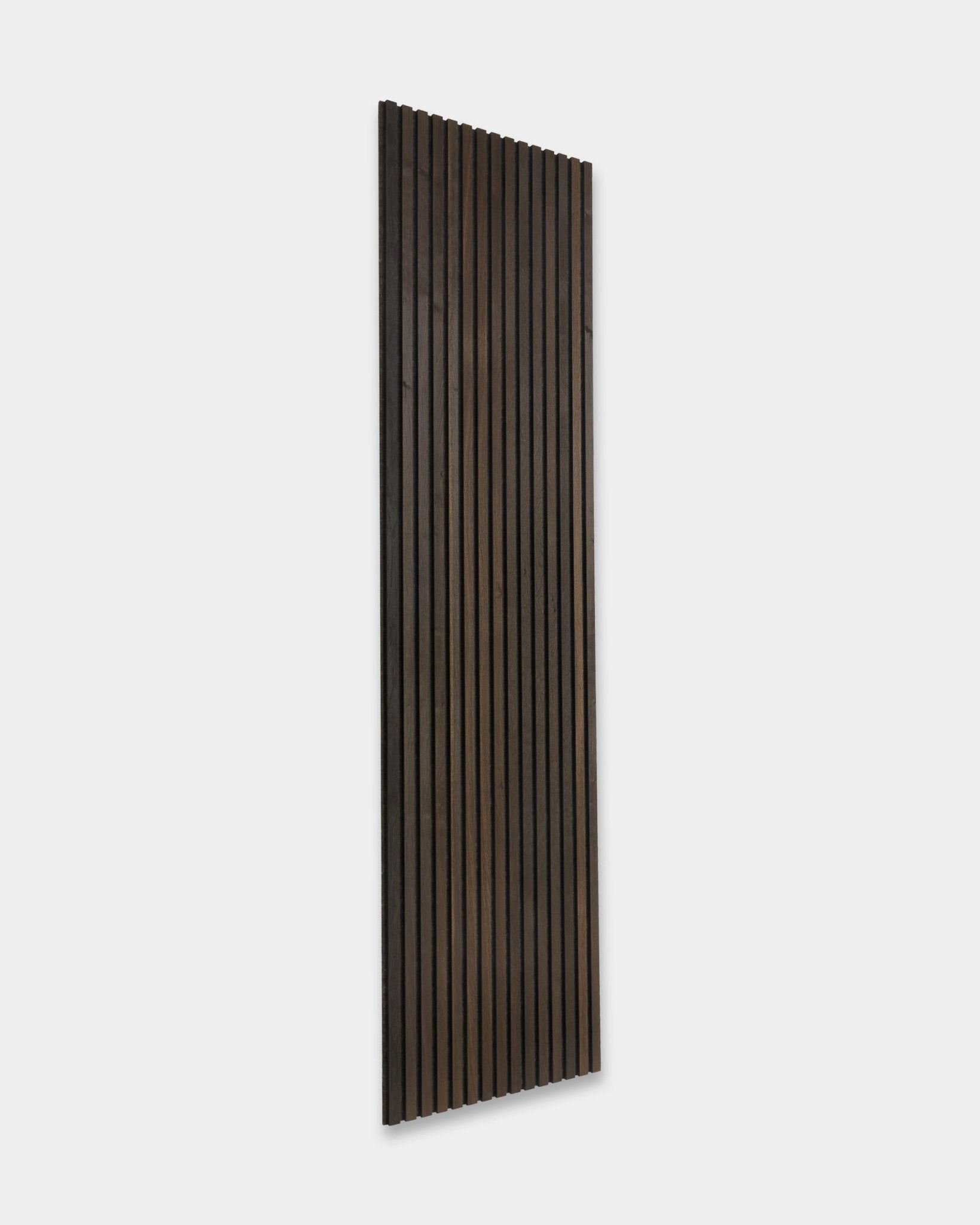 Tonal Akupanel Akustikkpanel fra WoodUpp med vertical smoked oak spiler i nordisk design, 240 x 60 cm, mot en lys grå bakgrunn.