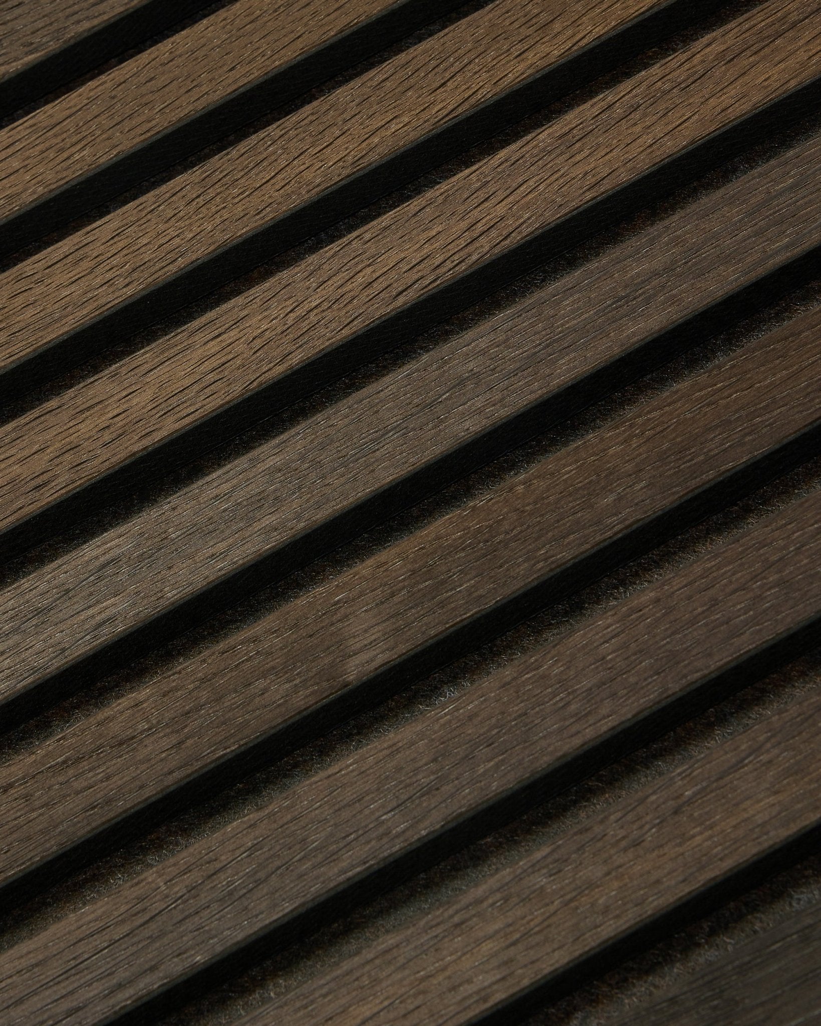 Nærbilde av Tonal Akupanel Akustikkpanel i Smoked Oak (240 x 60 cm) fra WoodUpp, med diagonale, teksturerte nordiske spiler i skandinavisk design.