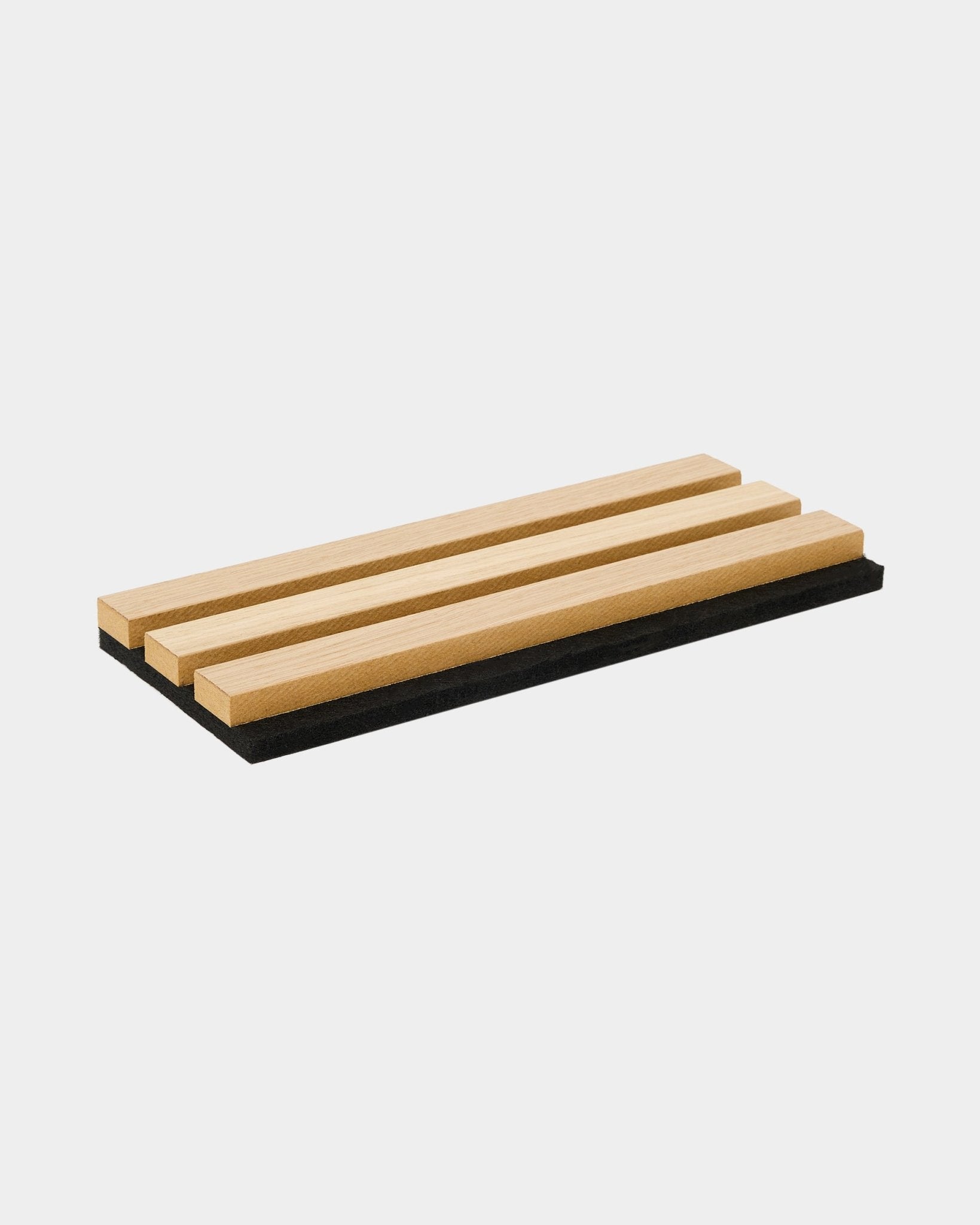 WoodUpp Akupanel prøvebrett i Classic Oak har tre akustiske trespiler på en black filtbase, og viser nordisk design og materialkontrast.