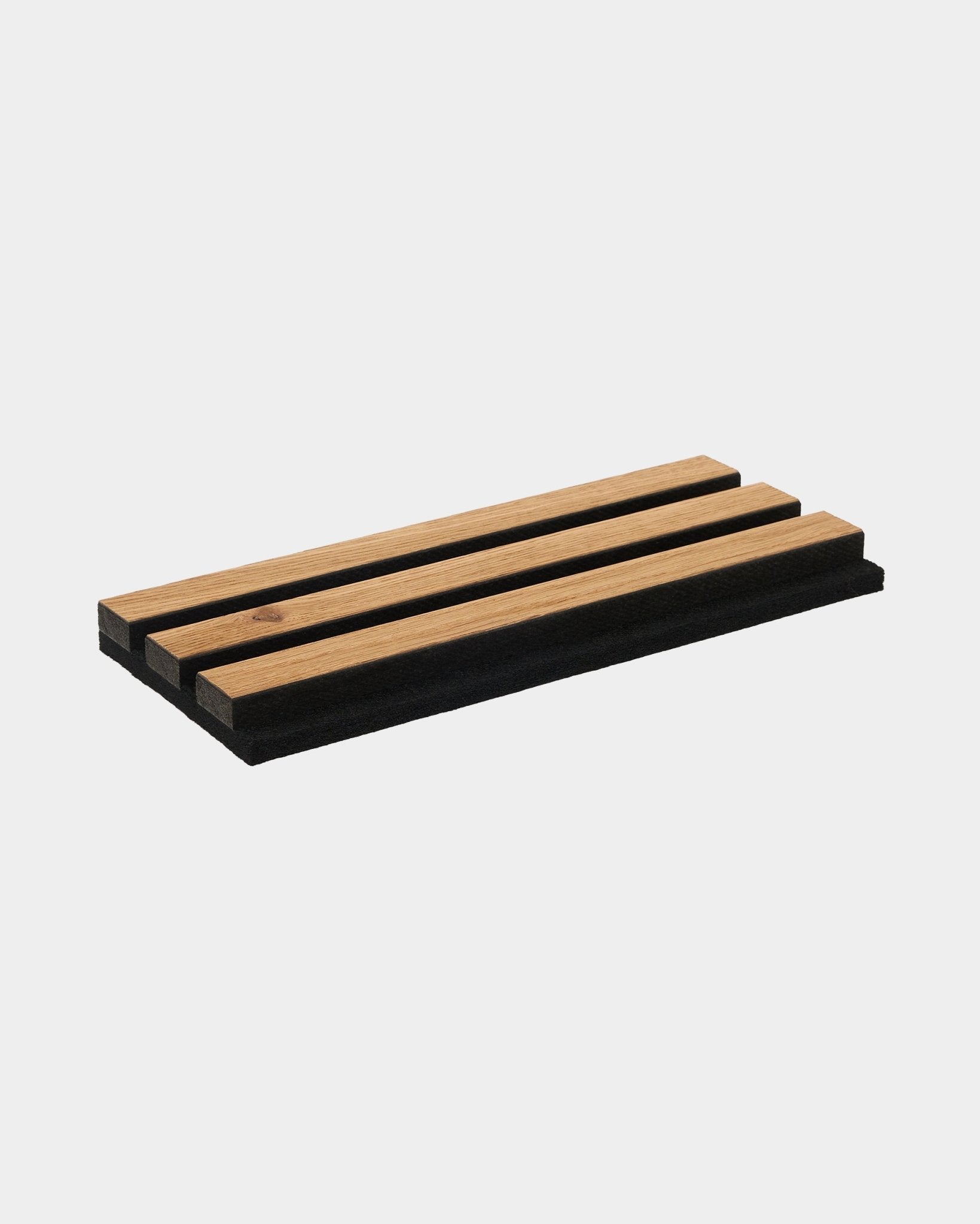 Brown rektangulær såpeskål i eik, prøve fra WoodUpp, med tre spiler og en black base i et minimalistisk nordisk design fra CREATE accessories-kolleksjonen.