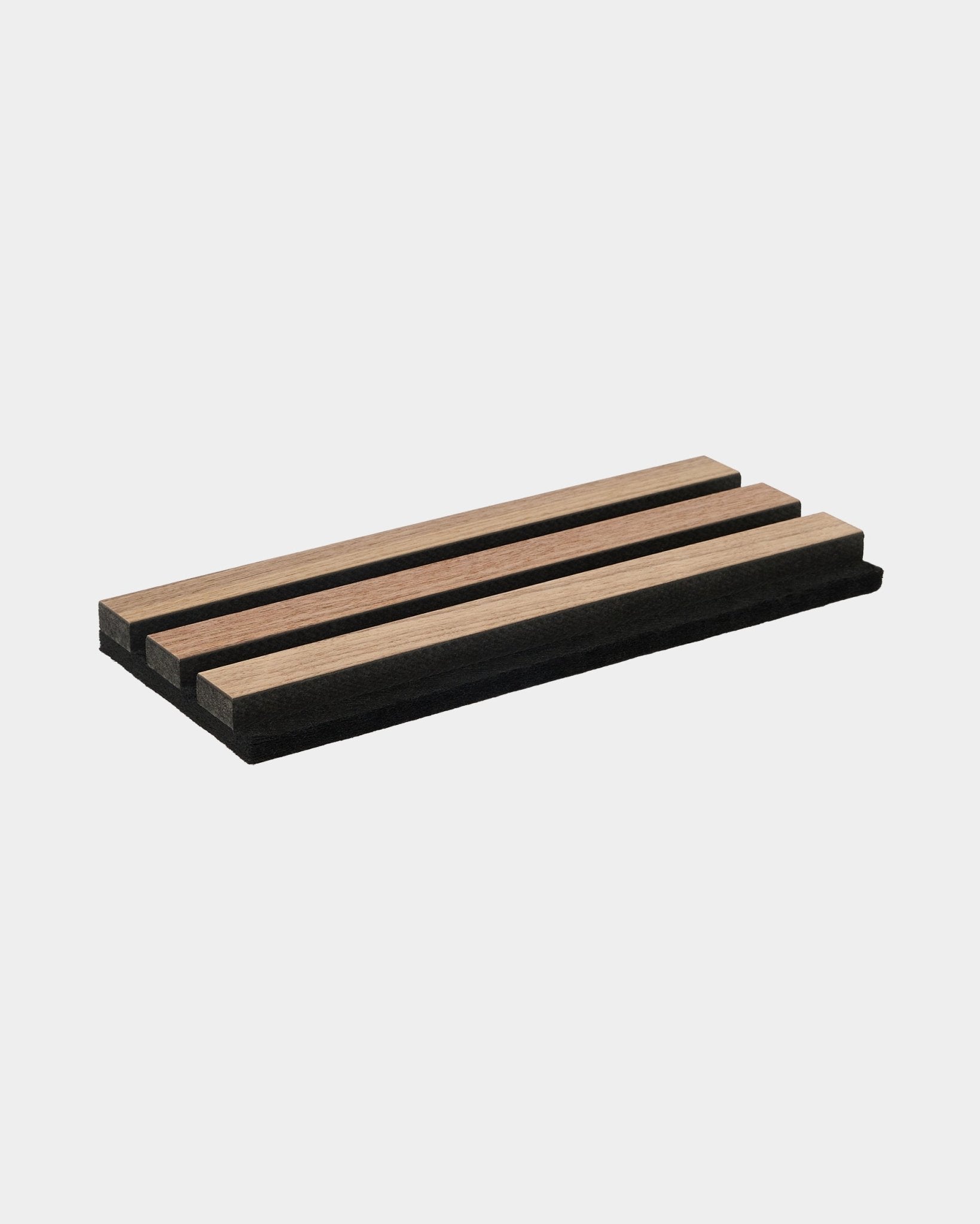 WoodUpp Original Sample i valnøtt er et minimalistisk brettilbehør i tre med tre integrerte lysstriper og black kanter, laget for bruk på bord.