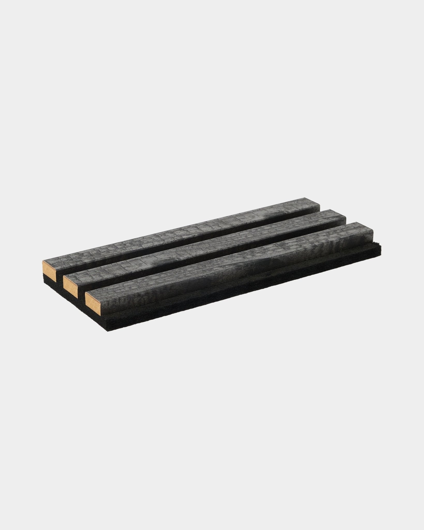 Prøven på Rebel underlag i charcoal fra WoodUpp, laget av fire black trespiler, viser slitestyrke og et minimalistisk nordisk design for Akustikkpanel tilbehør.