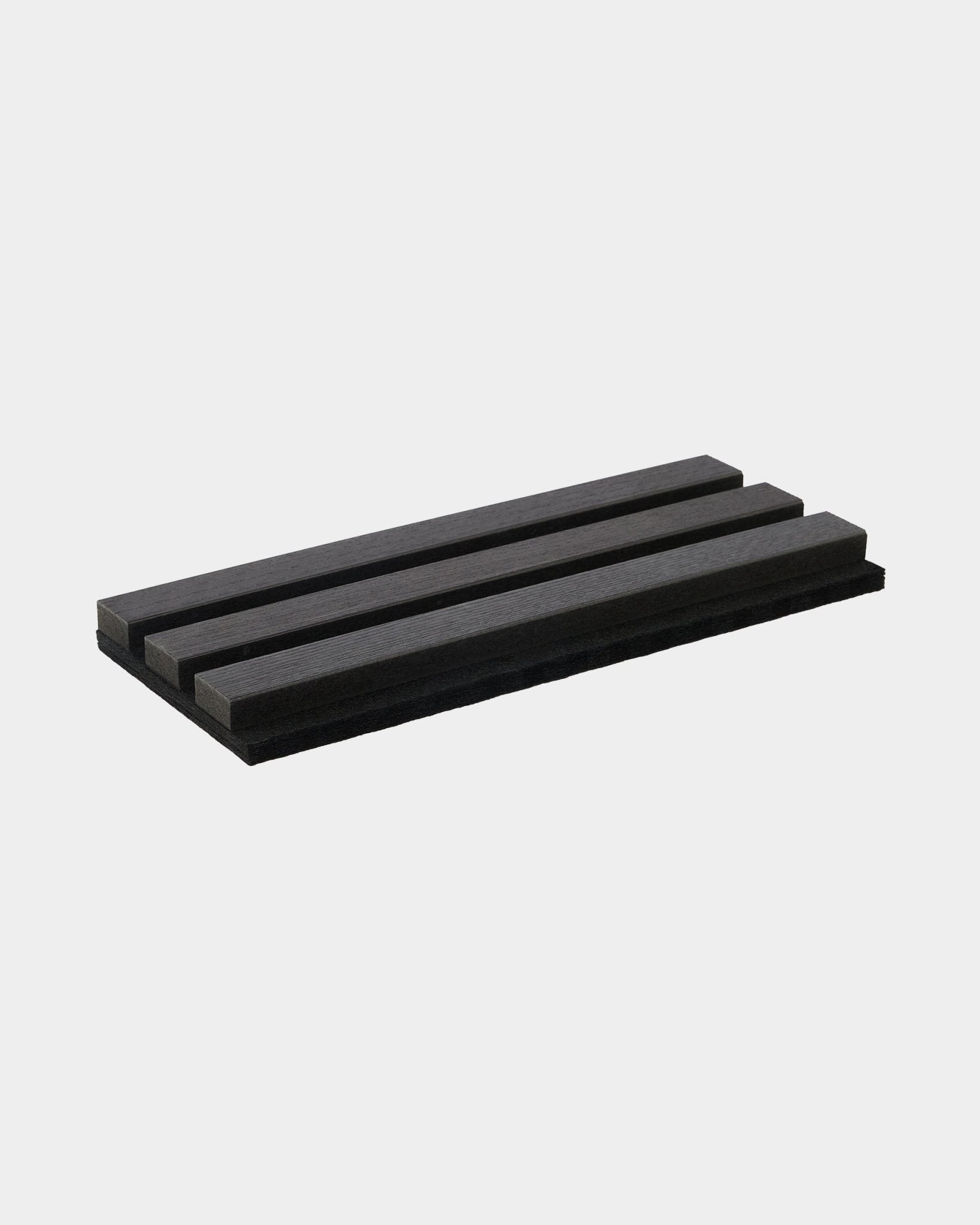 WoodUpp Tonal-prøve i Black Ash, et black tilbehørsbrett med tre vinklede spor, vist mot en ren hvit bakgrunn.
