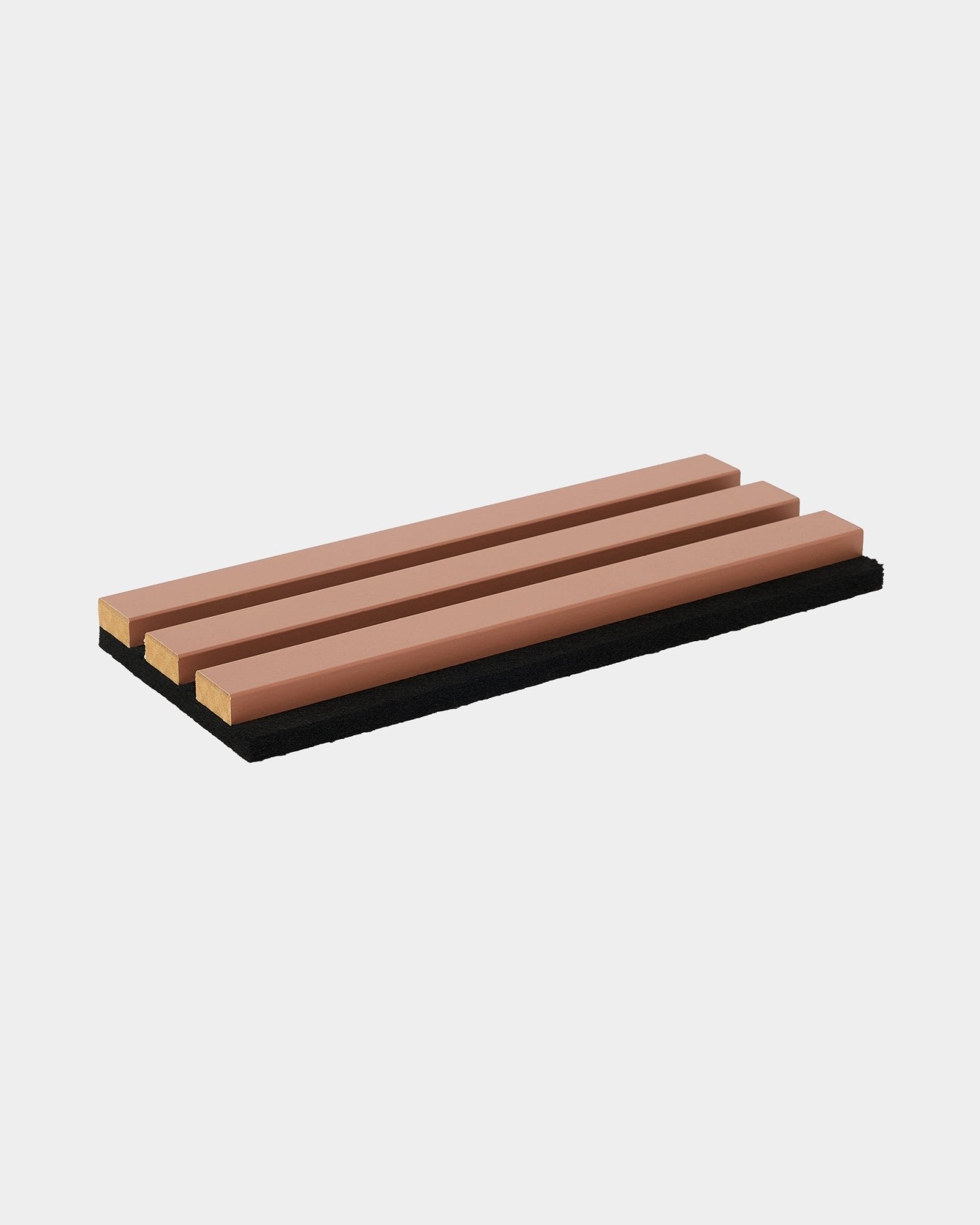 Hue | Sample / Clay-stativet fra WoodUpp viser tre brown trespiler på en black base, presentert mot en hvit bakgrunn. Nordisk akustisk tretilbehør.