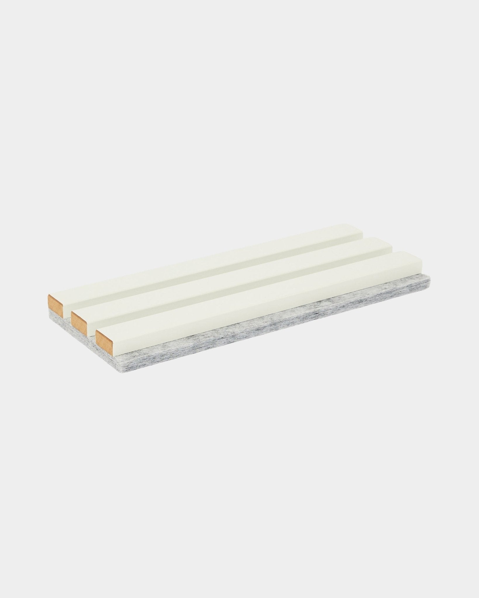 Hue-prøven / Snow fra WoodUpp er en rektangulær rengjøringssvamp med tre hvite striper og et slitesterkt grått skrubbelag, brukt til vedlikehold av Akustikkpanel.
