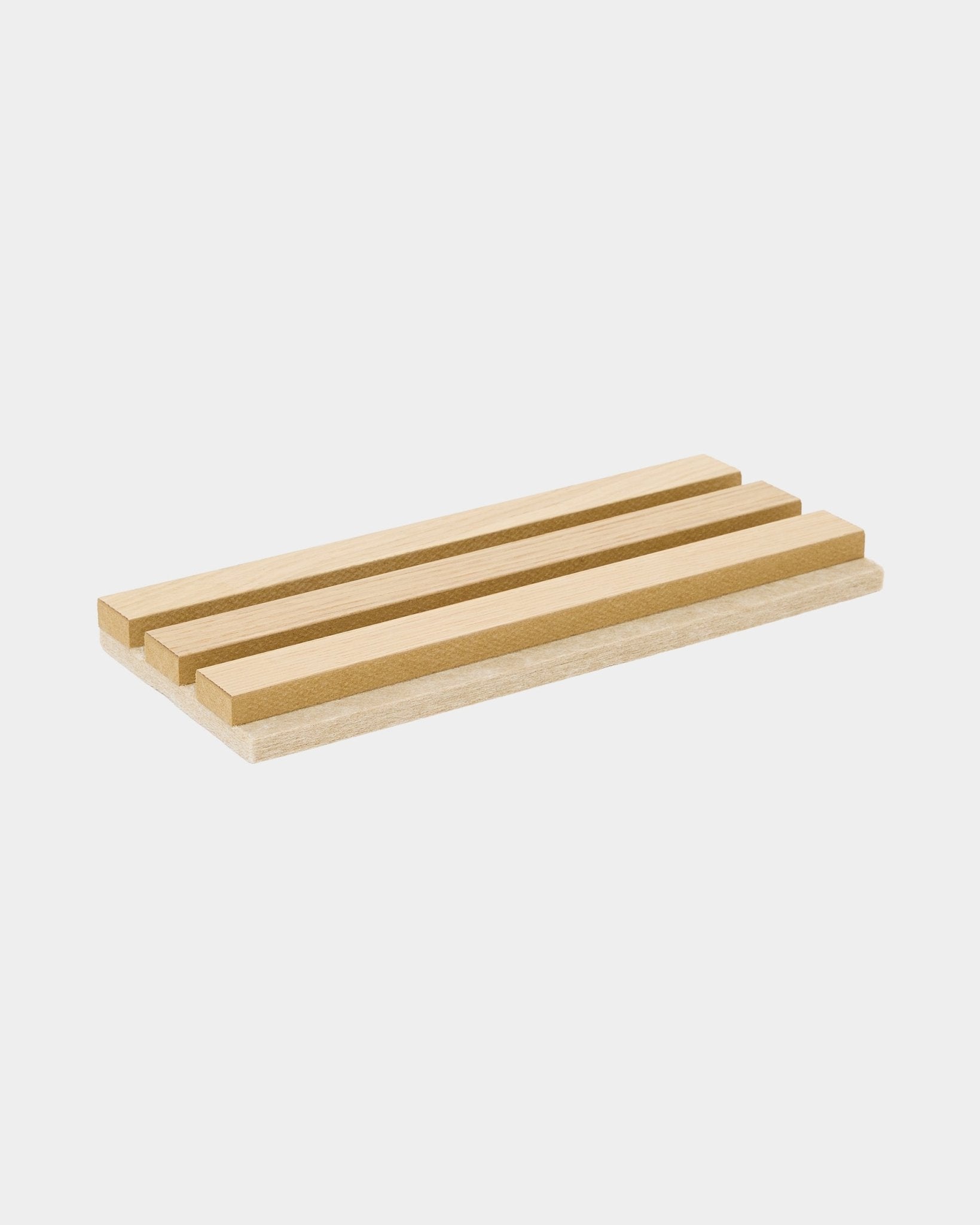 WoodUpp Tonal-prøve i Classic Oak med beige filt bakside, et rektangulært Akustikkpanel med tre opphøyde trelister for organisering eller utstilling i hjemmet.