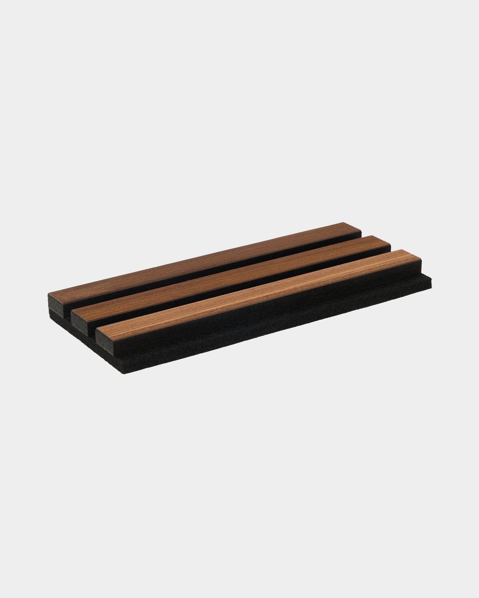 WoodUpp Rustic Smoked Larch knivholder med tre knivspor på en black base, laget for å passe sammen med nordiske akustiske trepaneler.