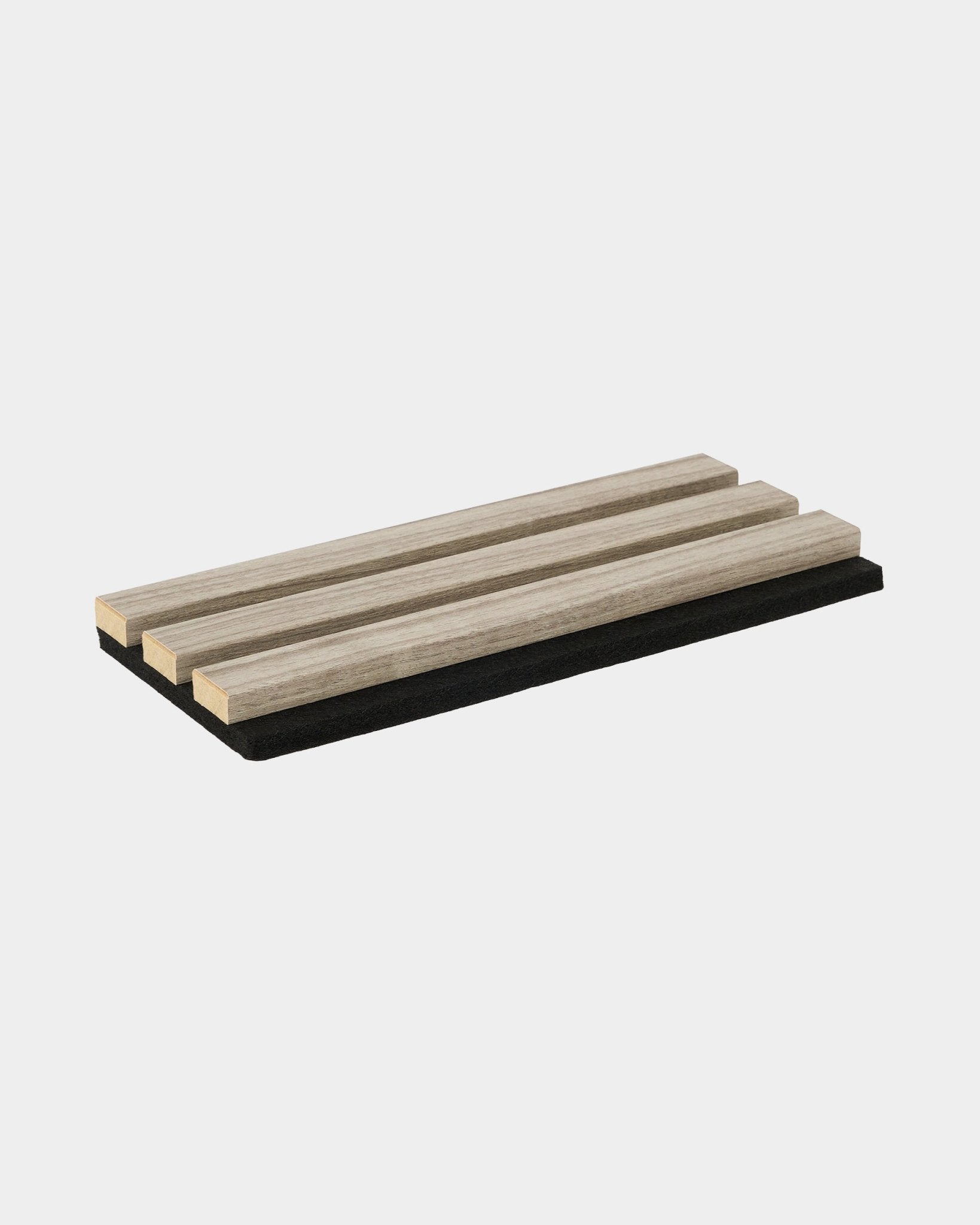 WoodUpp Essential underlag-prøve i Weathered Oak med tre eikespiler på en base av black, laget for å beskytte kjøkkenflater og passe inn i nordiske interiører.