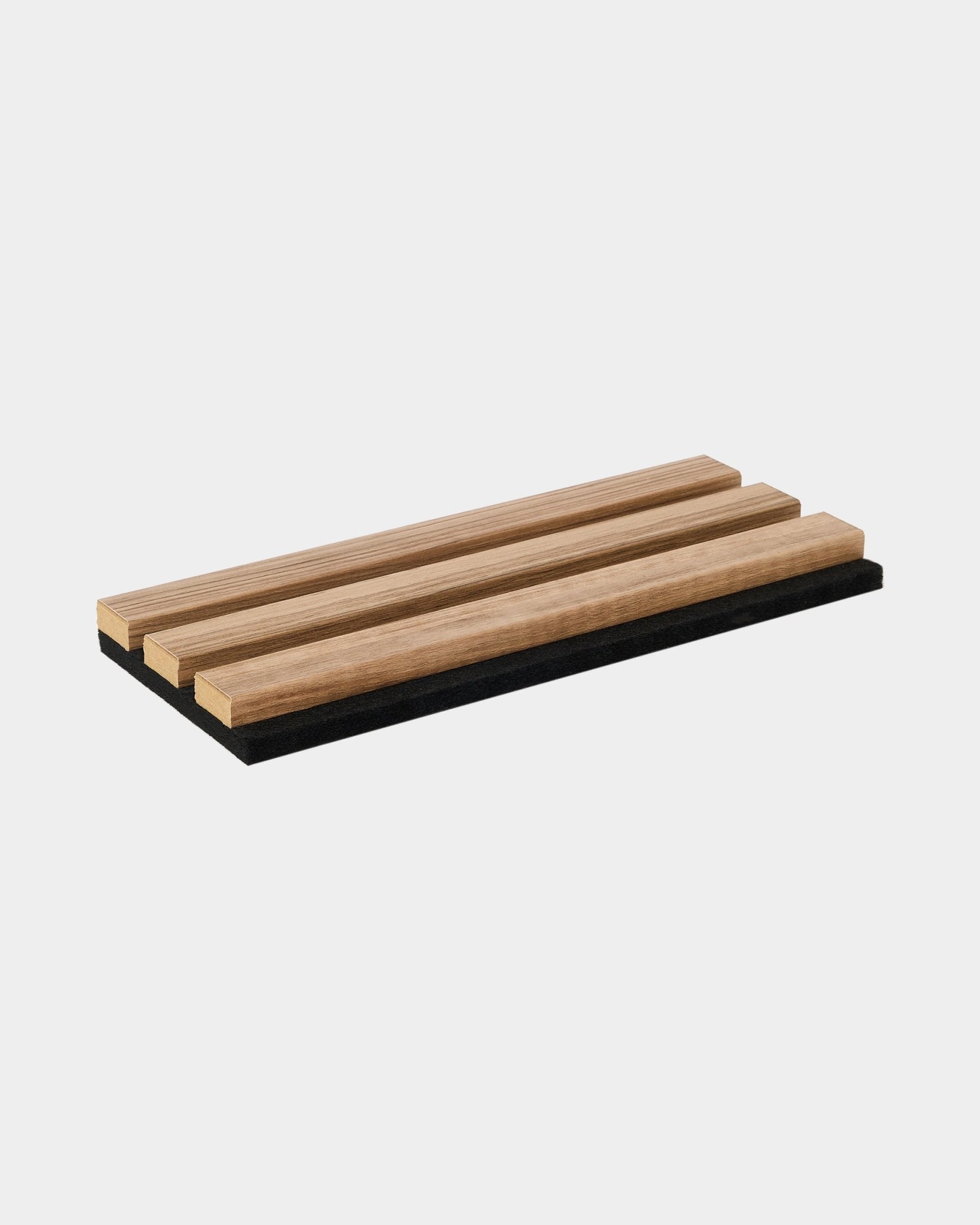 WoodUpp Essential gryteunderlag i English Walnut, med tre parallelle trespiler på en base av black; et minimalistisk tilbehør til moderne, nordiskinspirerte kjøkken.