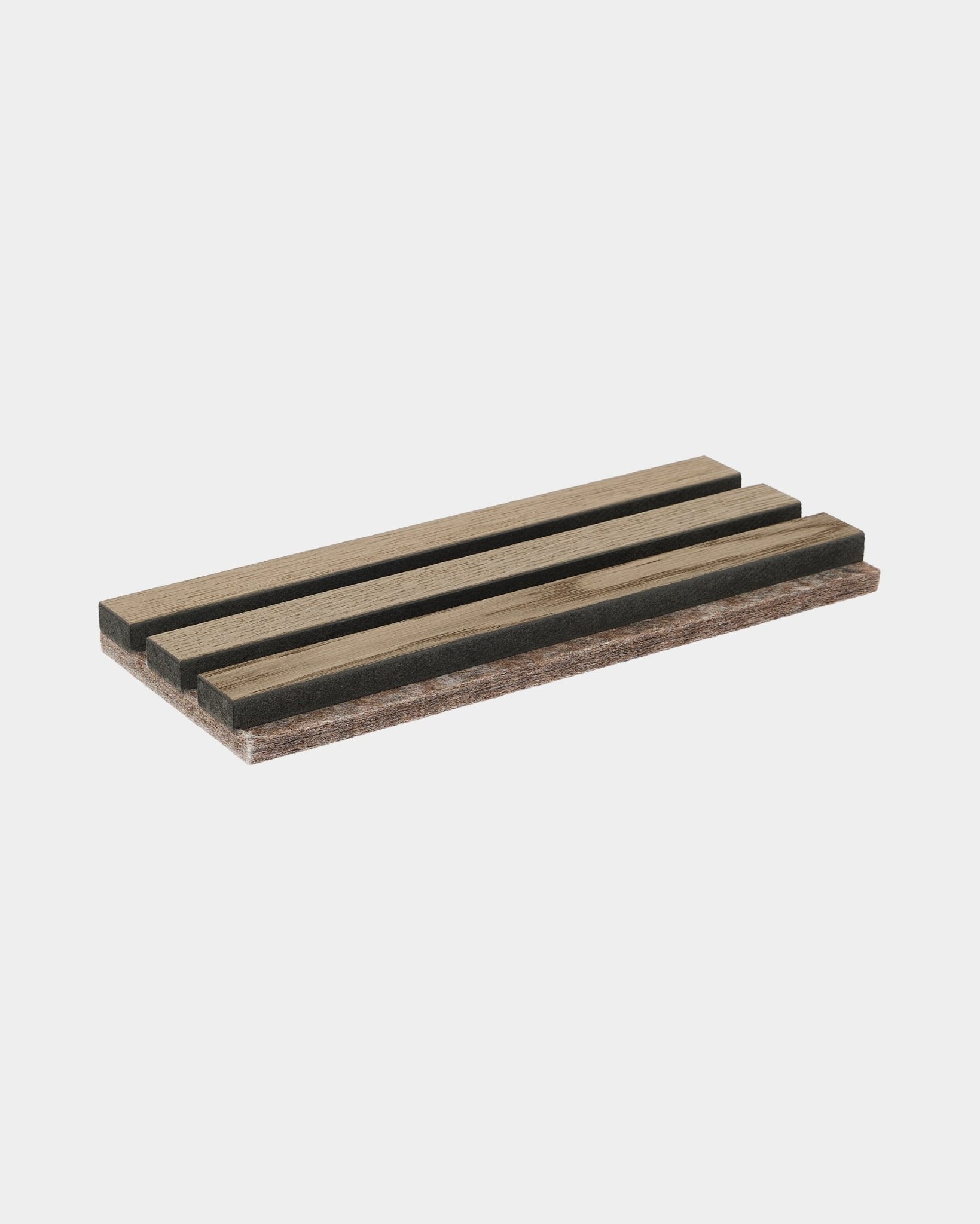 WoodUpp Tonal-prøve i Grey Oak, en såpeskål laget av bambuslameller med åpne dreneringsspor og vekslende lyse og mørke tretoner.