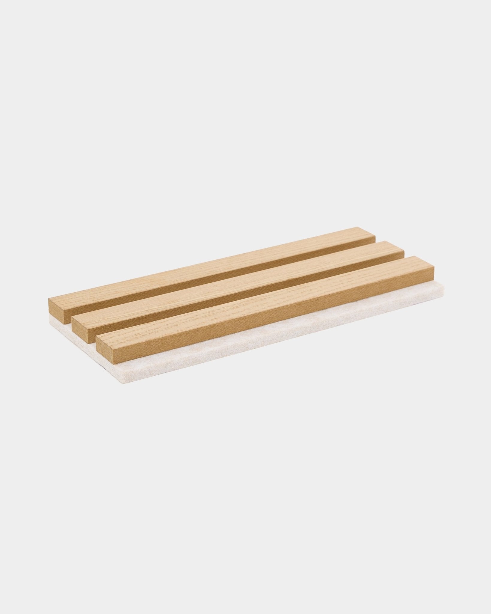 Rektangulær såpeskål i tre med tre spiler, utformet for å passe til WoodUpp Akupanel-prøver i Natural Wood eller Classic Oak med lys beige filt.