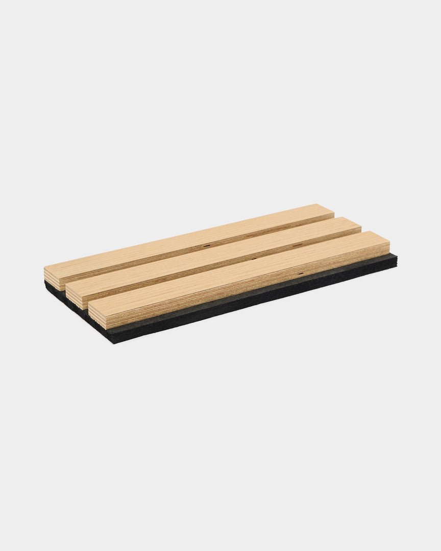 Tre parallelle WoodUpp Akupanel akustikkpaneler i Natural Oak, brannklassifisert B,s1-d0, montert på en black base, vist mot en hvit bakgrunn.