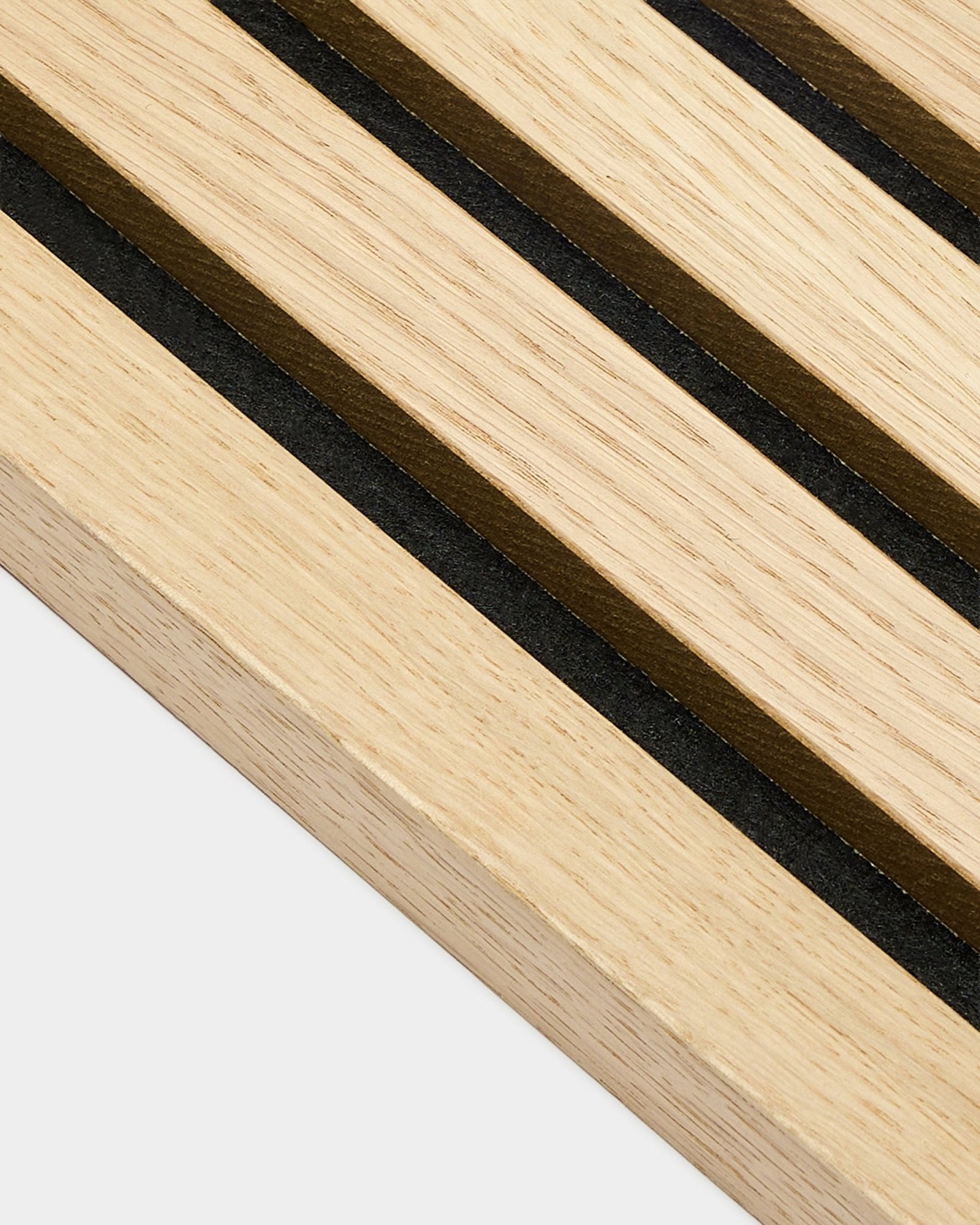 Nærbilde av WoodUpp Akupanel Classic Oak End Lamella, 2,2 cm tykk, med parallelle black- og brown-striper som er typiske for nordiske akustikkpaneler.