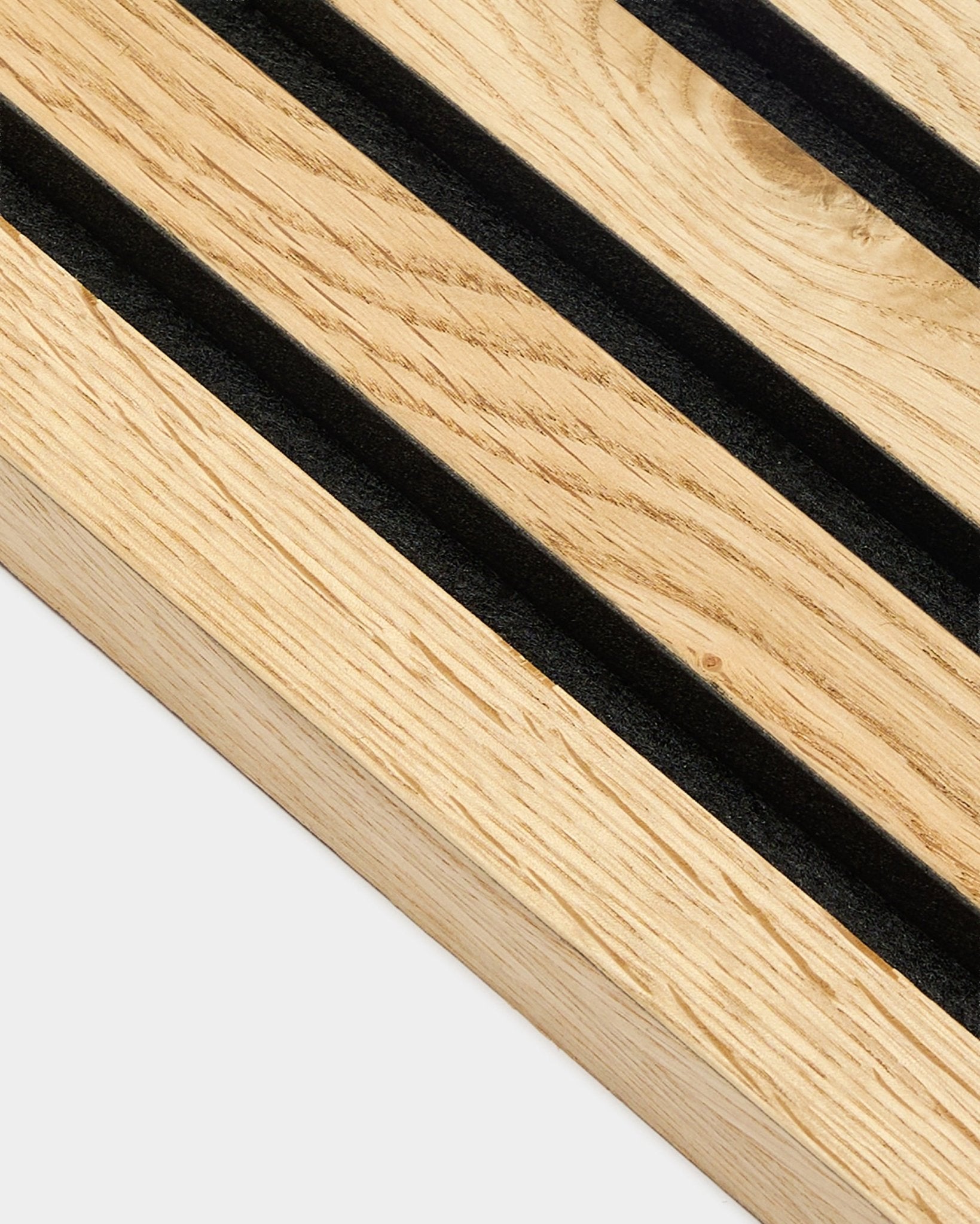 Nærbilde av WoodUpp Akupanel endelamell i rustikk natural oak, 2,2 cm tykk, med diagonale black spor og synlig natural wood trestruktur.