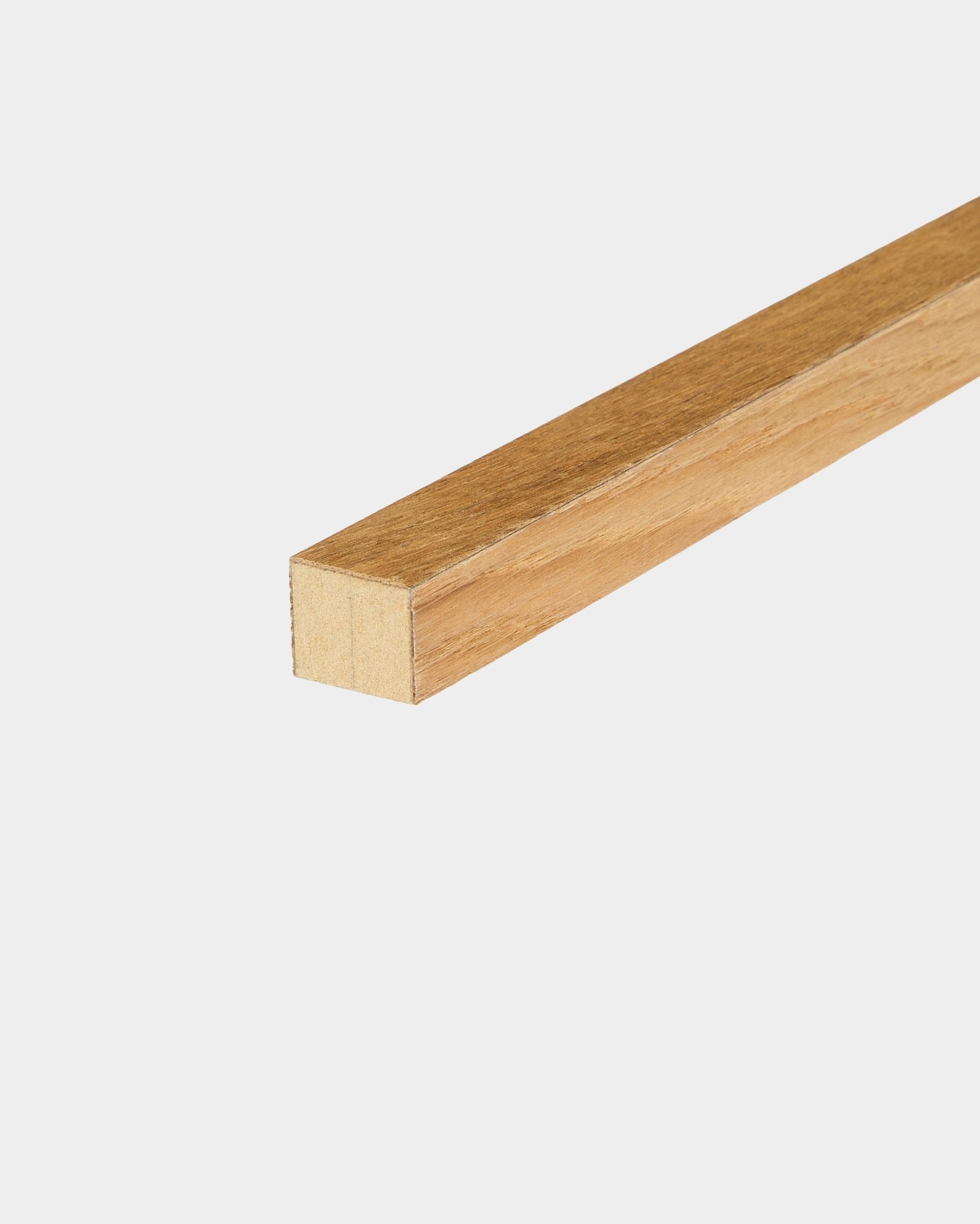 WoodUpp End Lamella i Rustic Brown Oak (2,2 cm), brukt som avslutningskant for Akupanel akustikkpaneler eller til å bygge en MDF-ramme for panel Montering.