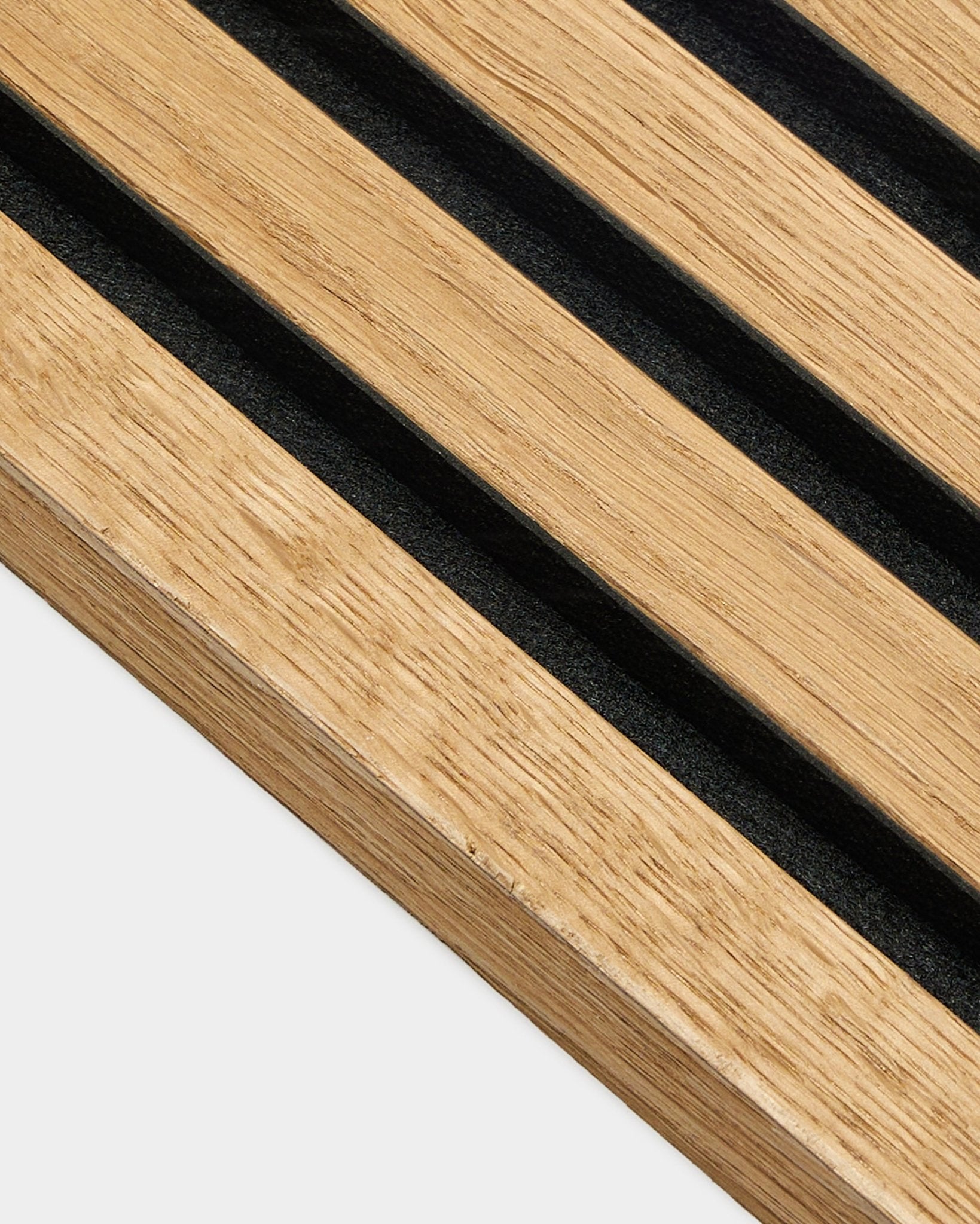 Nærbilde av WoodUpp End Lamella-panel i Rustic Brown Oak (2,2 cm), utviklet for Akupanel akustikkmontering med jevnt fordelte lameller på en lys vegg.