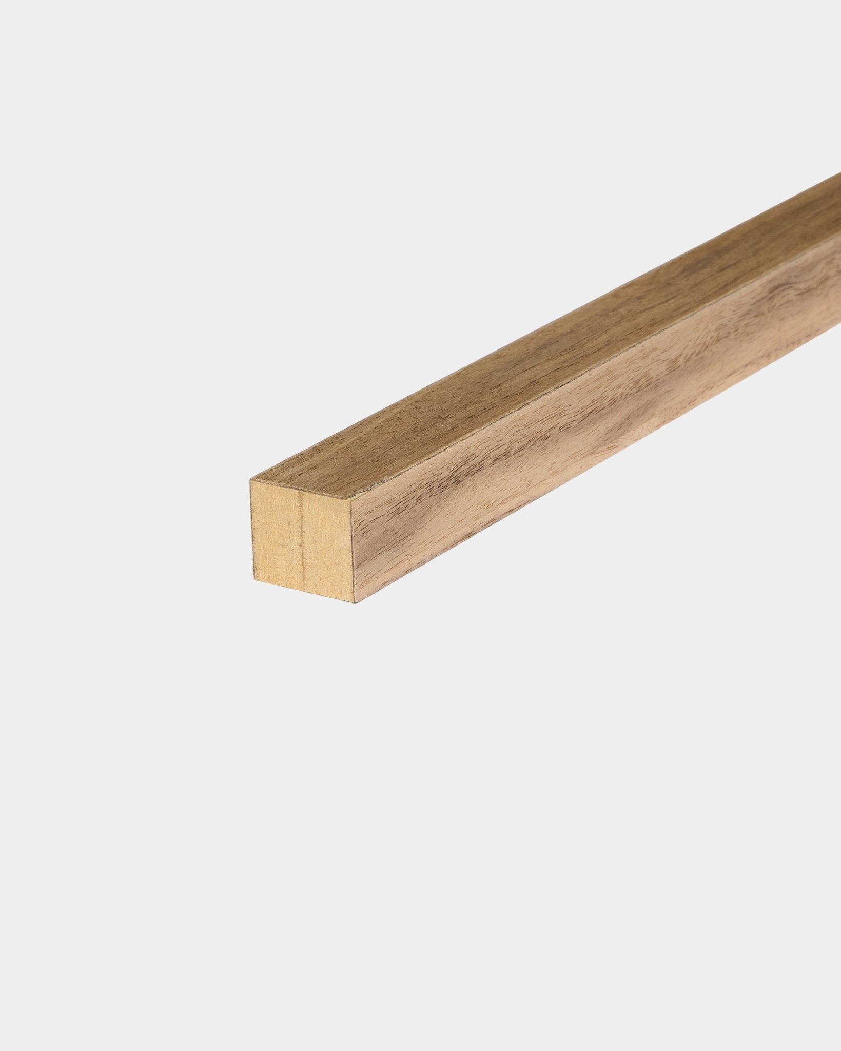 WoodUpp End Lamella i valnøtt, 2,2 cm i diameter, glattbehandlet trestav til bruk med Akustikkpanel vegger eller installasjoner med MDF-ramme.