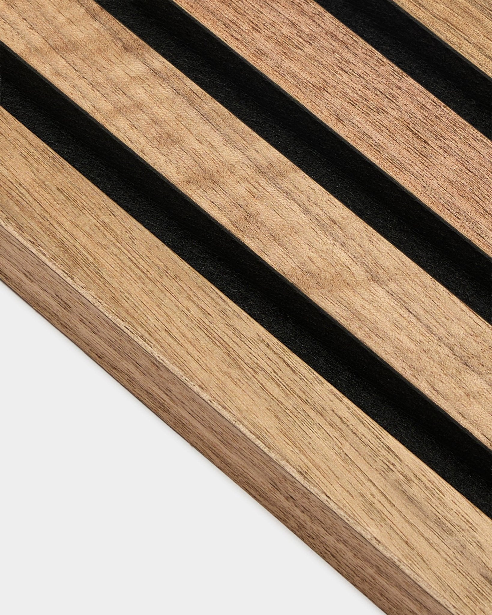 Nærbilde av WoodUpp Akupanel End Lamella i valnøtt, 2,2 cm Akustikkpanel, med parallelle black striper og synlig valnøttstruktur på hvit bakgrunn.