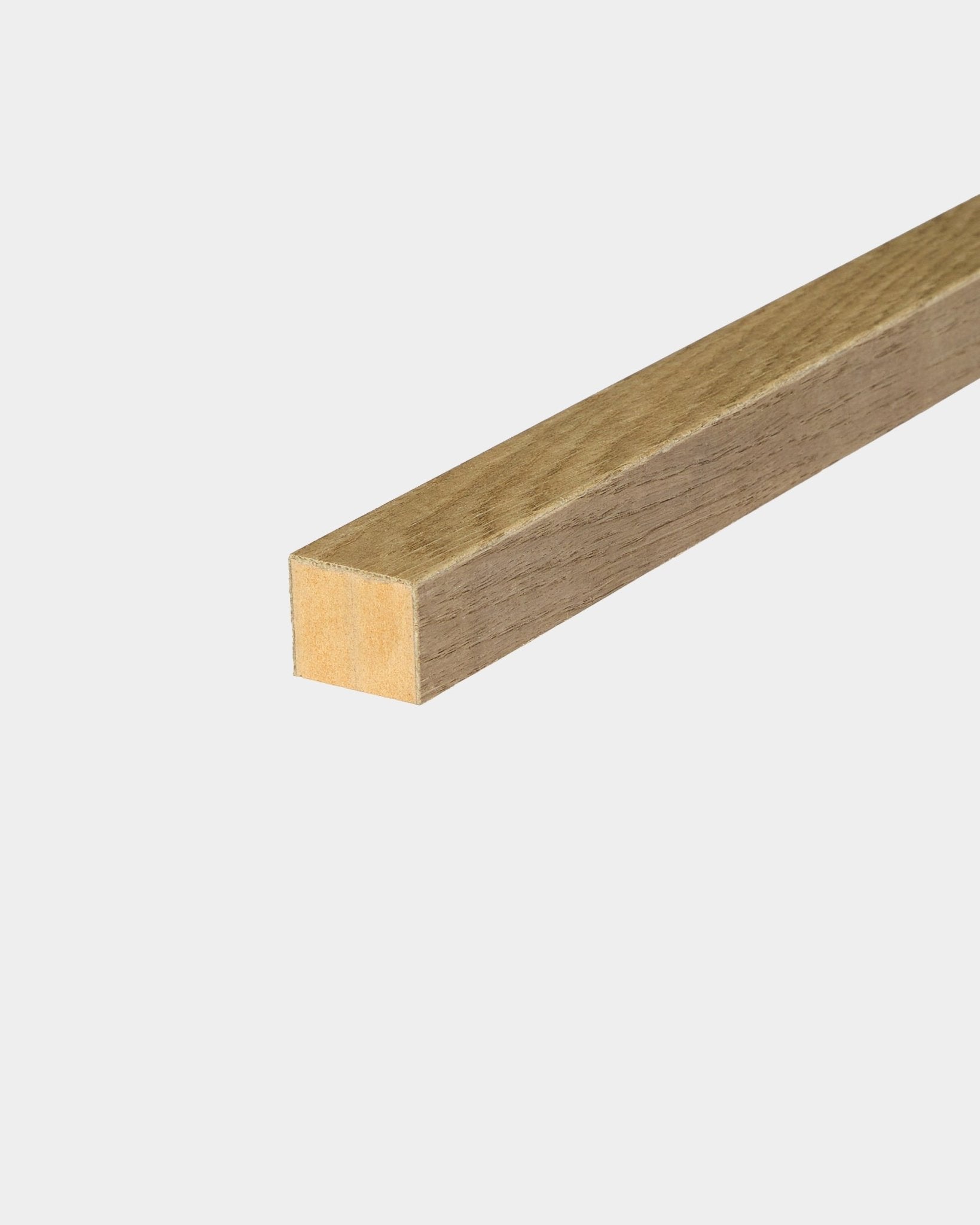WoodUpp End Lamella i Rustic Grey Oak, 2,2 cm bred, vinklet mot hvit bakgrunn; utformet som tilbehør til Akupanel Akustikkpanel- eller MDF-panelmonteringer.