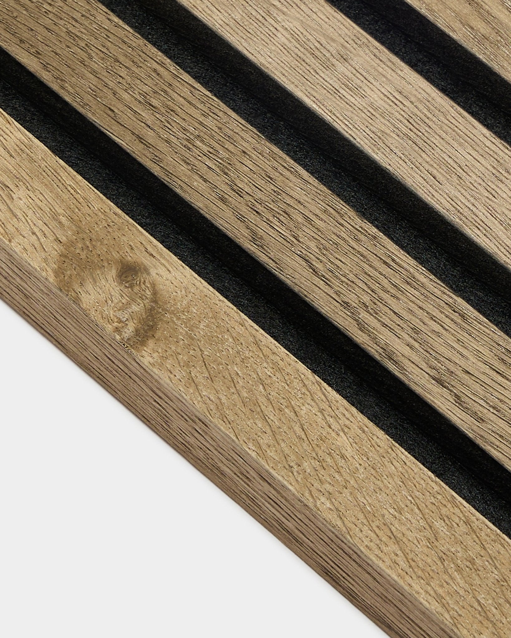 Nærbilde av WoodUpp Akupanel endelamell i Rustic Grey Oak, 2,2 cm MDF Akustikkpanel med black spor og synlig trestruktur mot lys grå bakgrunn.