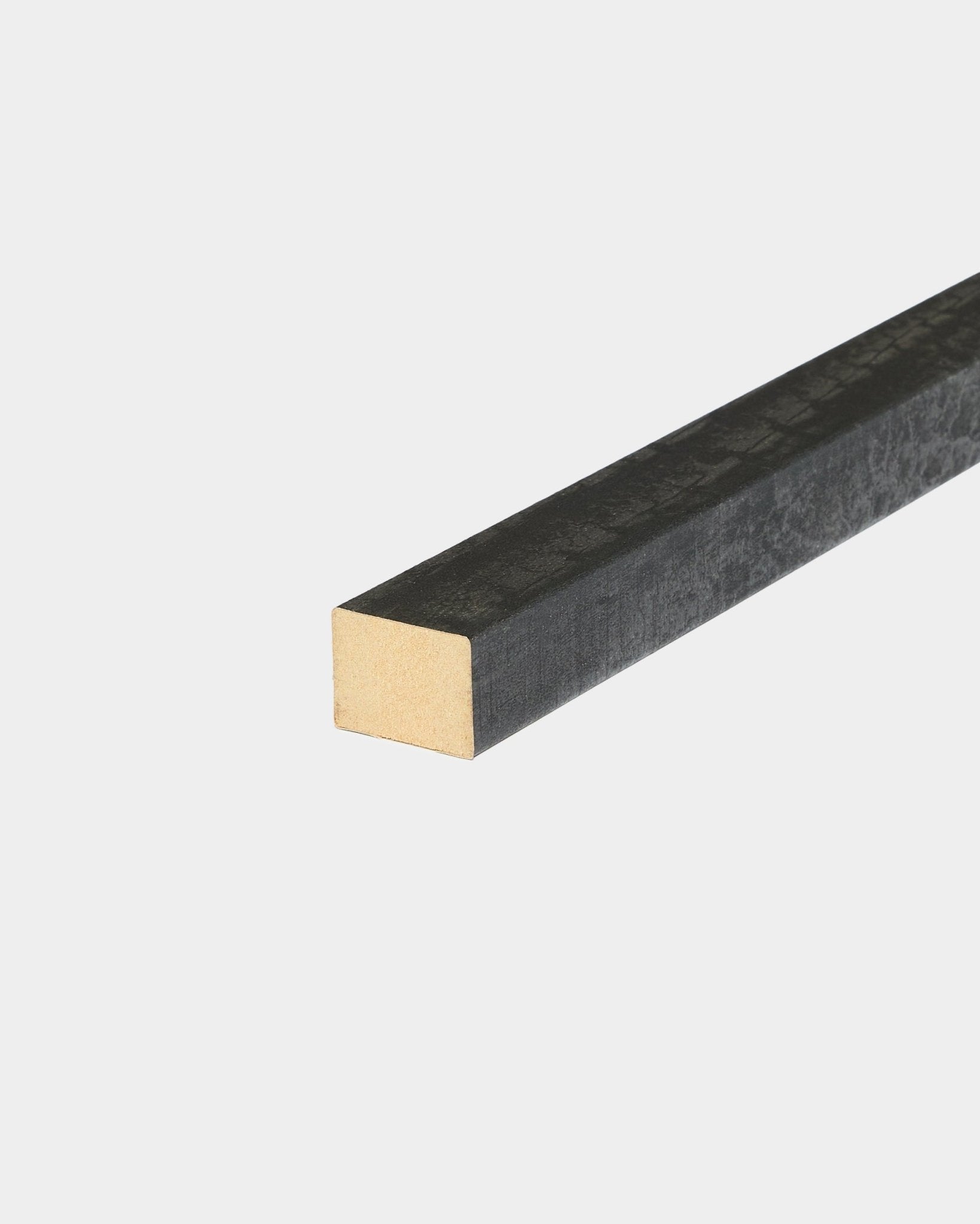 WoodUpp Akupanel endelamell i kullfarget finish, 2,2 cm tykk, utviklet for bruk med akustiske trepaneler eller veggprosjekter, vist mot hvit bakgrunn.