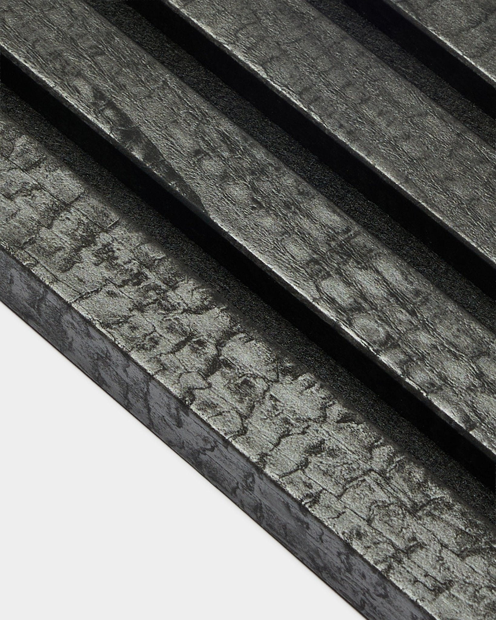 WoodUpp Akupanel endelamell i Charcoal (2,2 cm), med diagonale, teksturerte akustiske trepaneler med en svidd black-finish for vegg Montering.
