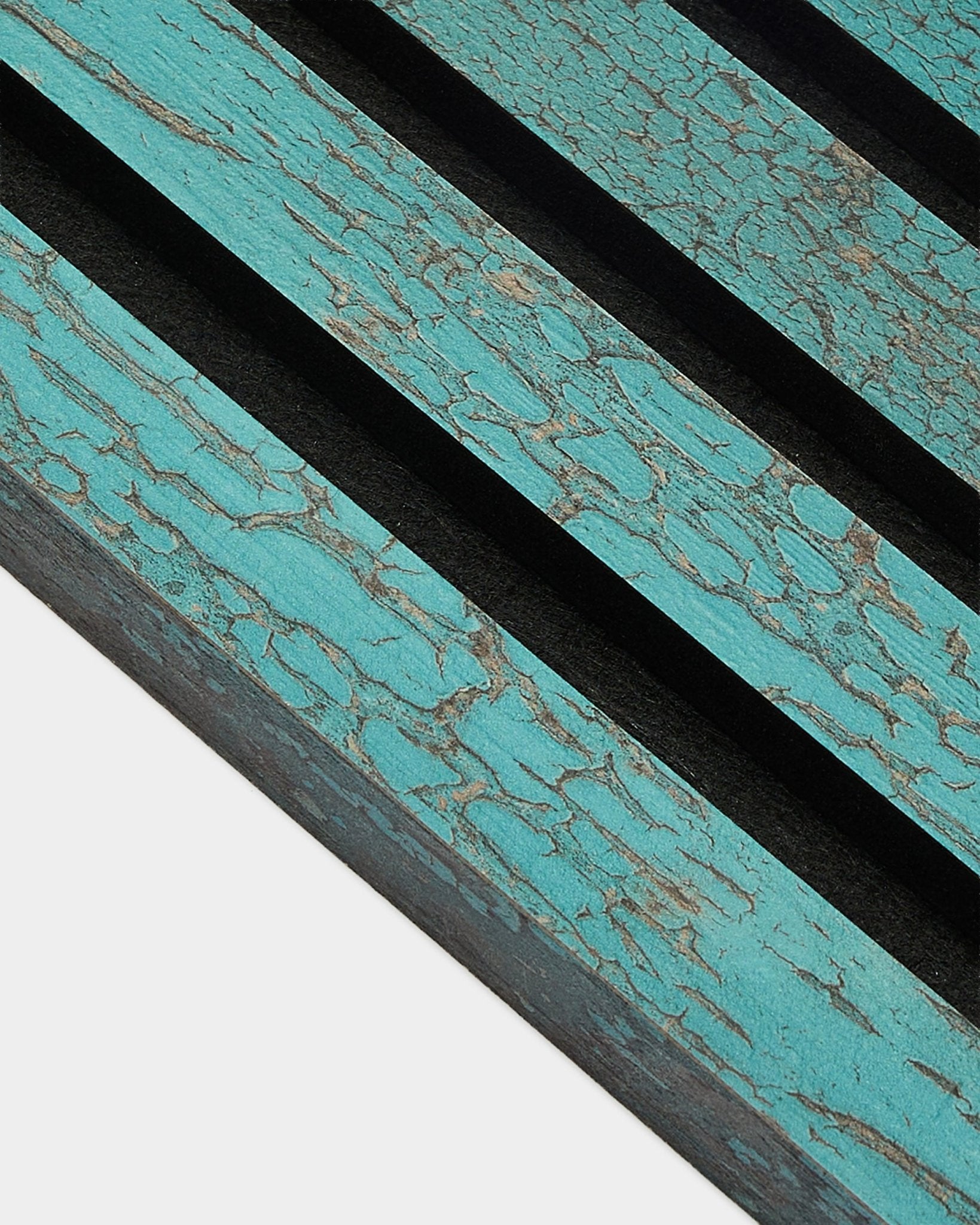 Nærbilde av WoodUpp Akupanel endelamell i Oxide Blue, 2,2 cm Akustikkpanel med værbitt nordisk tekstur og markerte diagonale black spor.