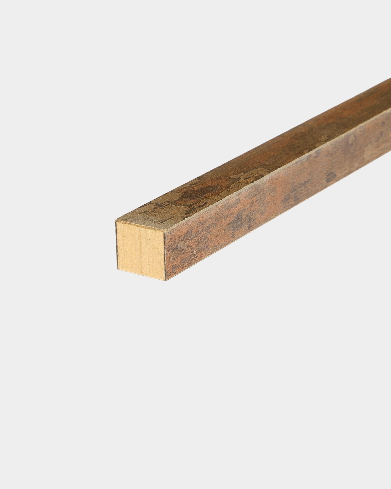 WoodUpp End Lamella i Oxide Copper-finish, 2,2 cm, utviklet for Akupanel Akustikkpanel-installasjoner, vist mot en ren hvit bakgrunn.