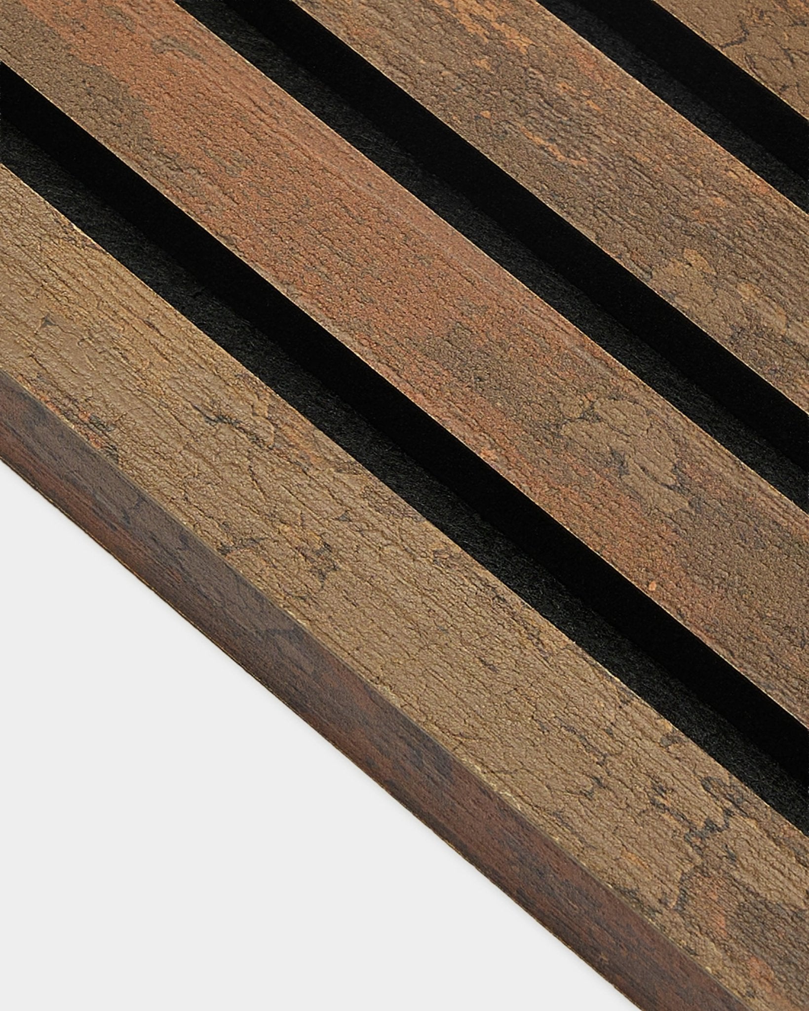 Nærbilde av WoodUpp End Lamella i Oxide Copper, 2,2 cm – teksturerte akustiske trespiler med black mellomrom, utviklet for Akupanel vegg-Montering.