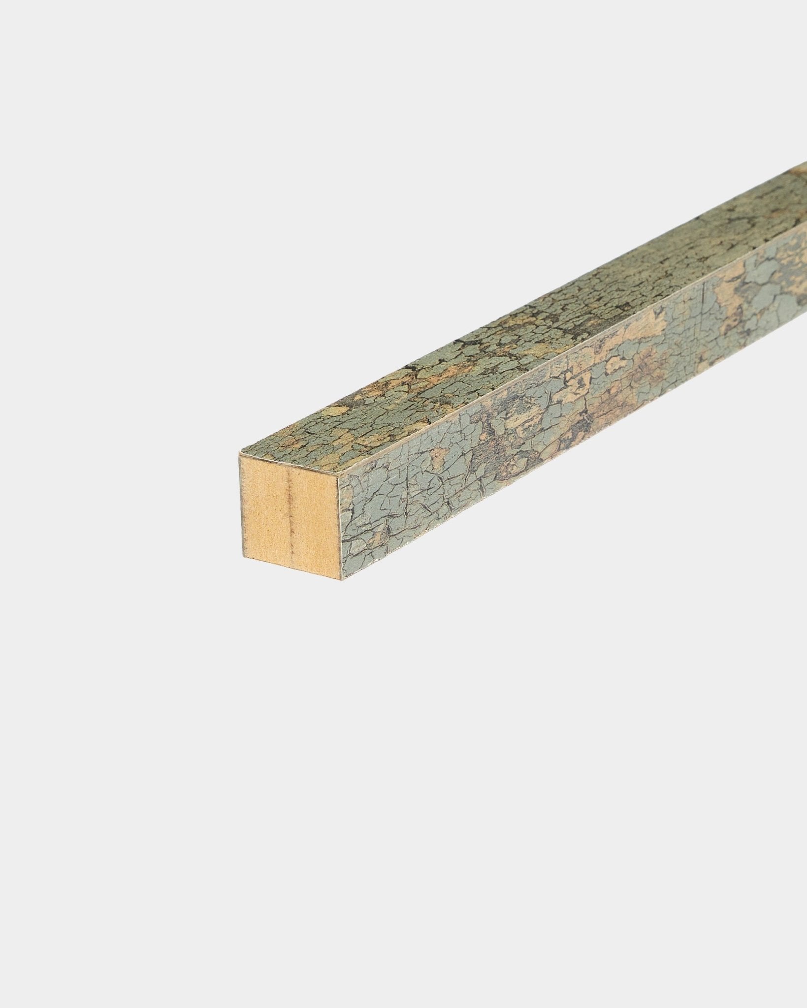 WoodUpp End Lamella i Oxide Grey, 2,2 cm: firkantet stav med MDF-ramme og sprukket grønnlig overflate, utformet som en avslutningsdel for Akupanel akustikkpaneler.