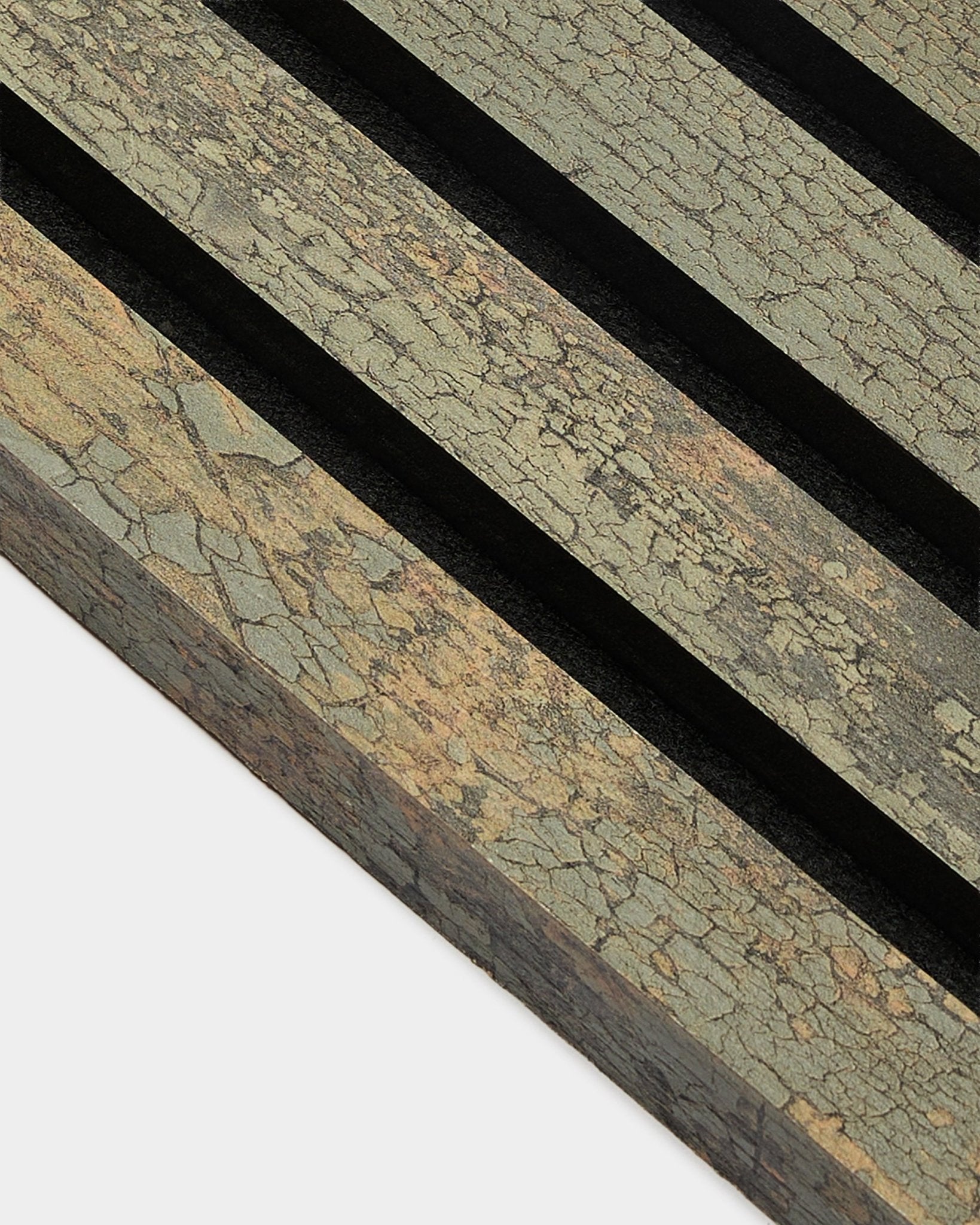 Nærbilde av WoodUpp Akupanel End Lamella i Oxide Grey, 2,2 cm, som viser teksturert Akustikkpanel med black spor på en overflate i jordtoner.