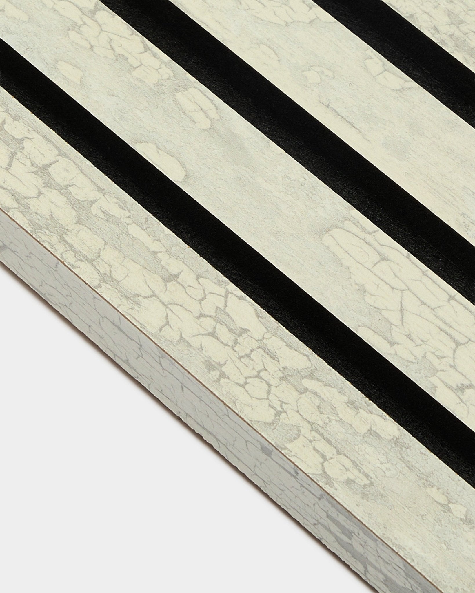 Nærbilde av WoodUpp Akupanel End Lamella i Oxide White (2,2 cm) med tre diagonale black striper på en MDF-Akustikkpanel-ramme.