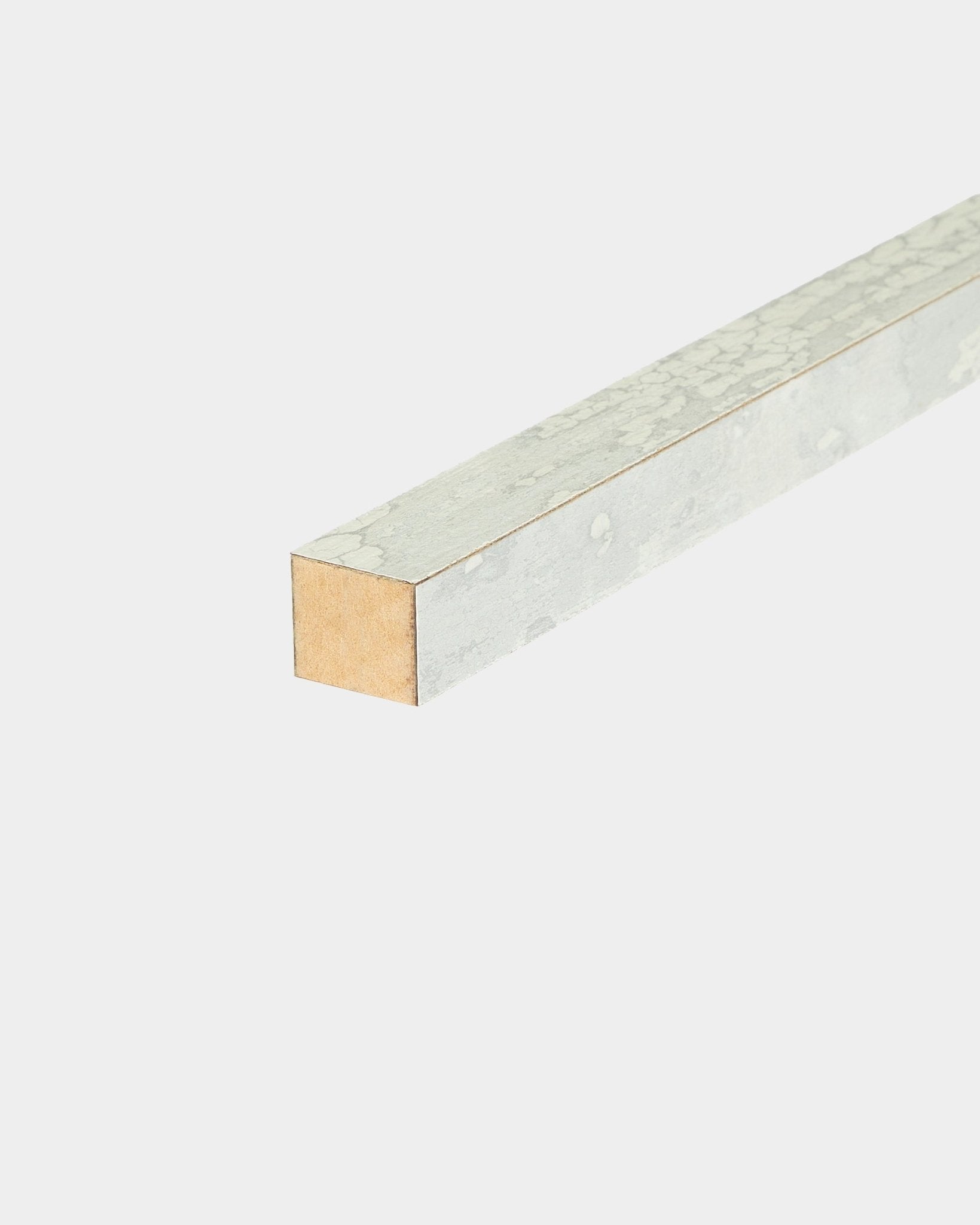 Nærbilde av WoodUpp End Lamella i Oxide White, 2,2 cm, som viser strukturert belegg på tre sider for MDF-ramme Montering med Akustikkpanel-systemer.