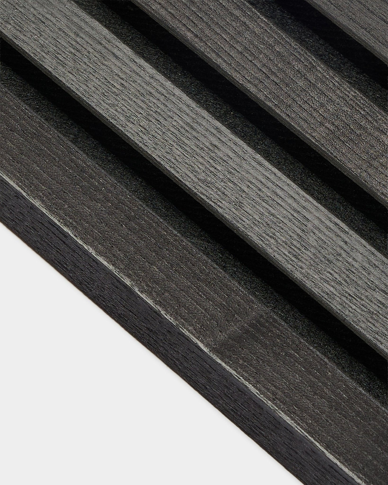 Nærbilde av WoodUpp endelamell i Black ask, 2,2 cm tykk, designet for Akupanel Akustikkpanel-installasjoner eller bruk med en MDF-ramme.