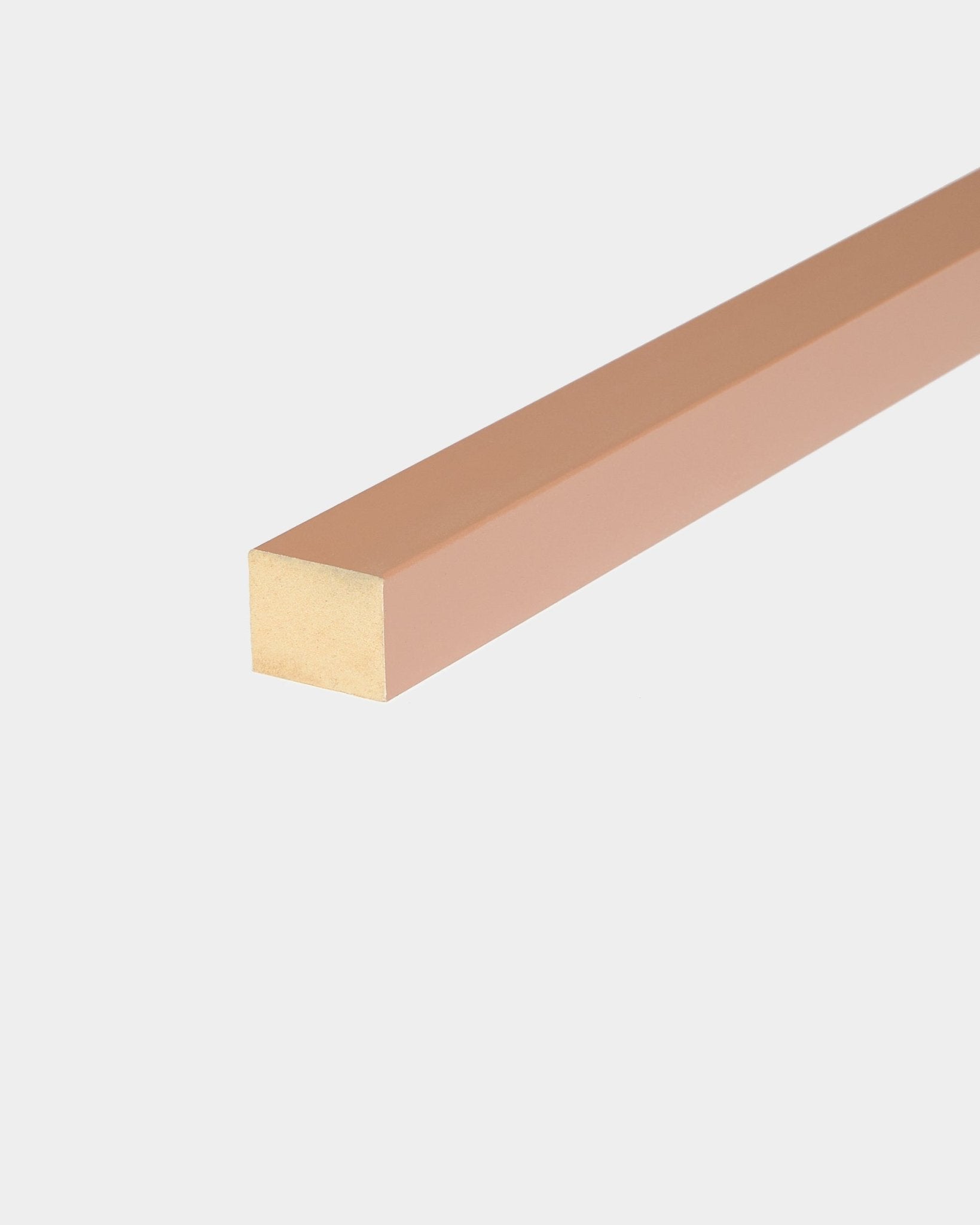 WoodUpp endelamell i Clay-finish, 2,2 cm bred, for bruk med Akupanel akustikkpaneler eller til å bygge MDF-rammer; en del av den nordiske serien med akustisk tre.