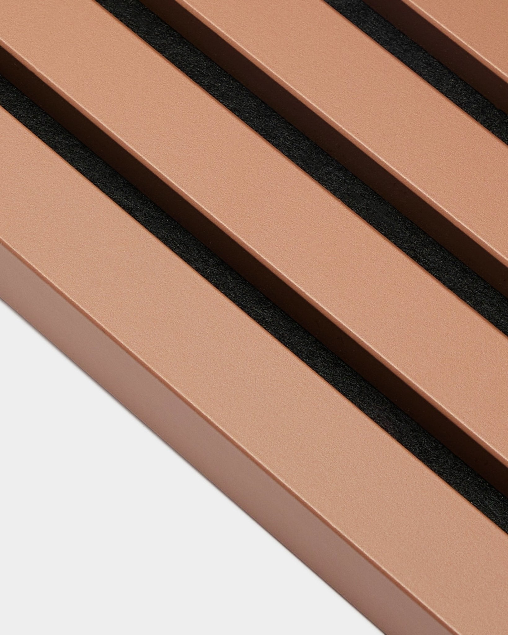 WoodUpp Akupanel endelamell i Clay, 2,2 cm tykk, med metallister i bronse og black mellomrom, utviklet for Akustikkpanel eller Akupanel vegg-Montering.