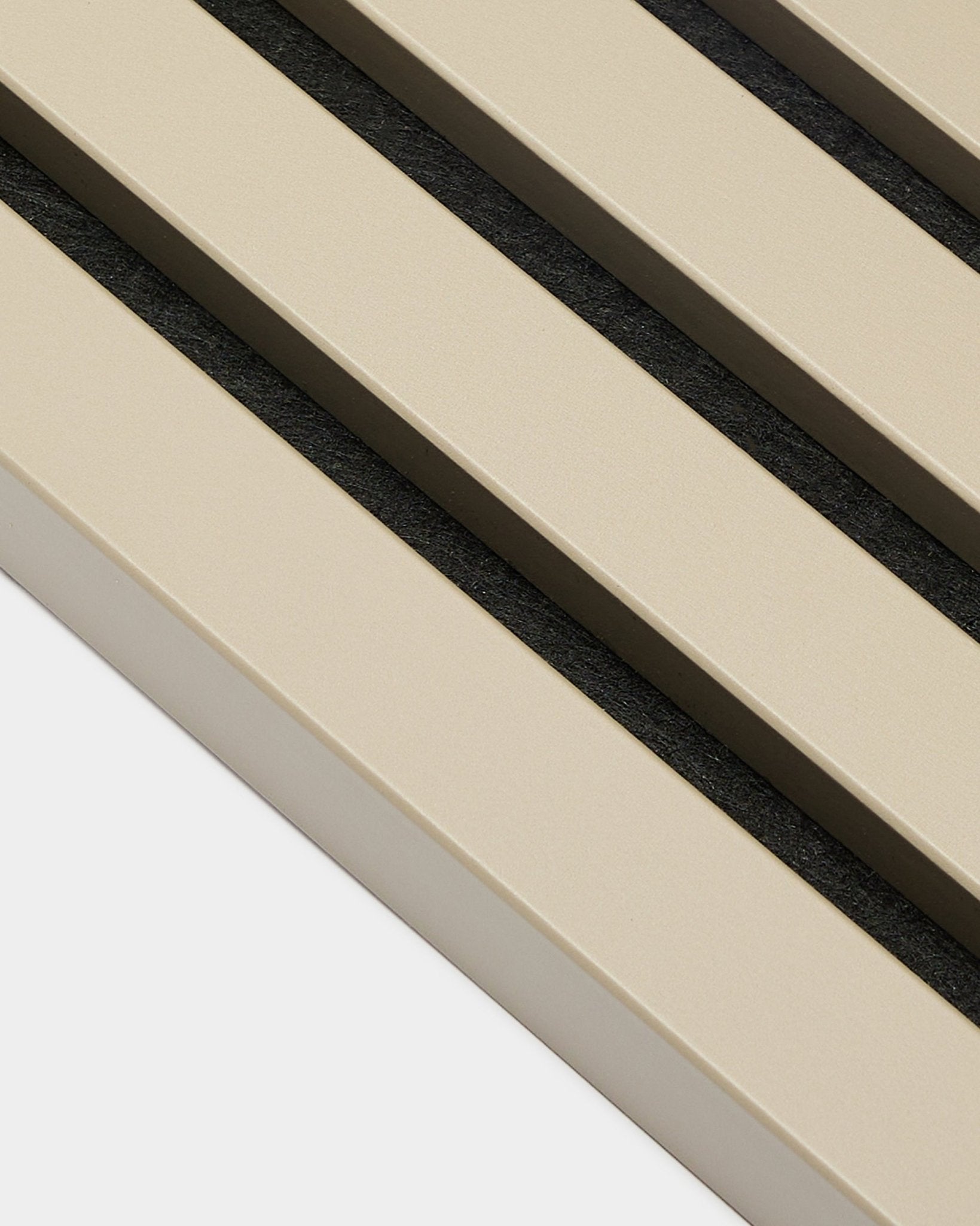 Nærbilde av WoodUpp Akupanel End Lamella i Stone, 2,2 cm – beige akustiske spiler med black mellomrom på hvit bakplate, egnet for panelvegger med MDF-ramme.