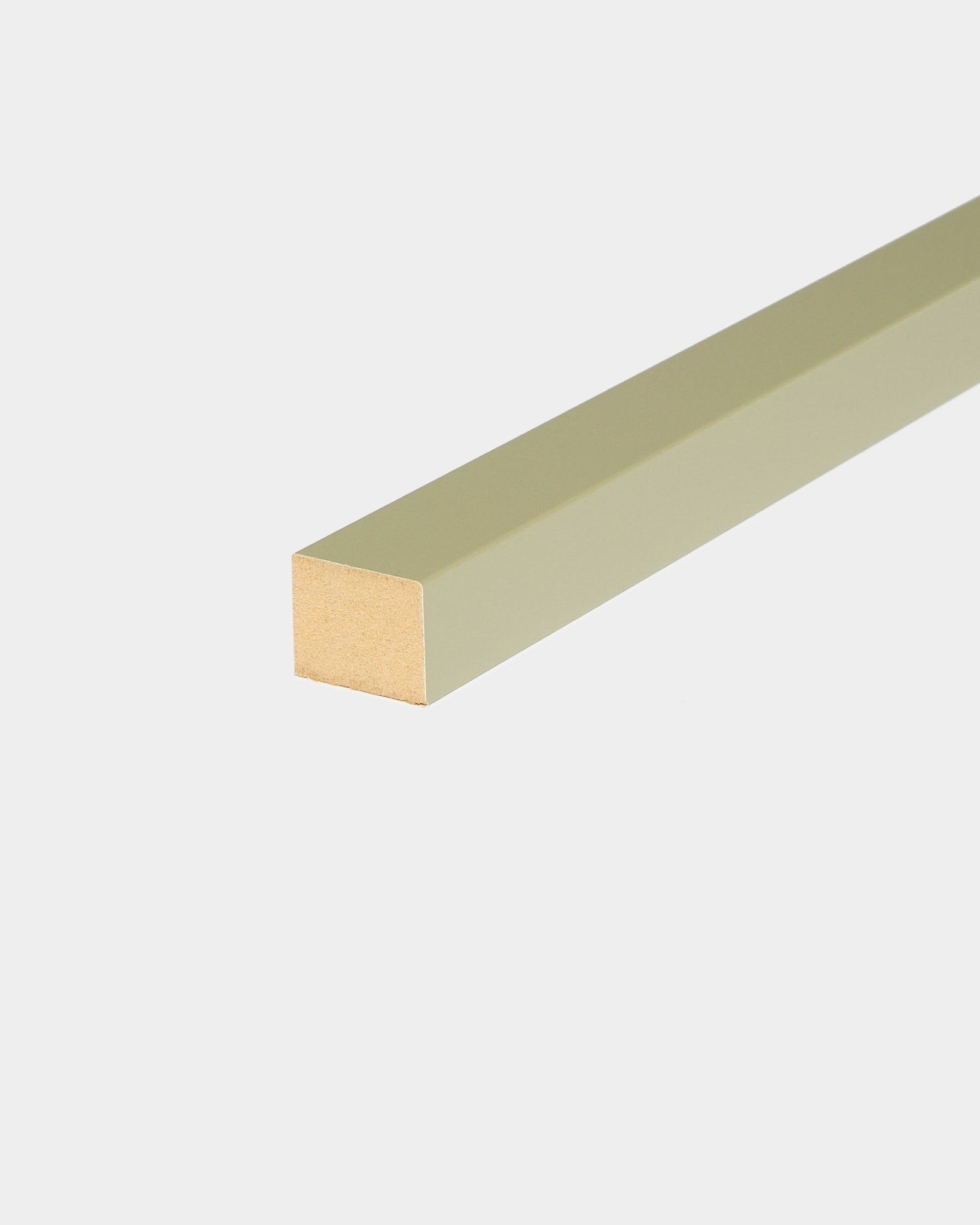 WoodUpp End Lamella i Moss, 2,2 cm: lang dybel med grønn finish og synlige treender, laget for Akupanel Akustikkpanel eller MDF-ramme Montering.