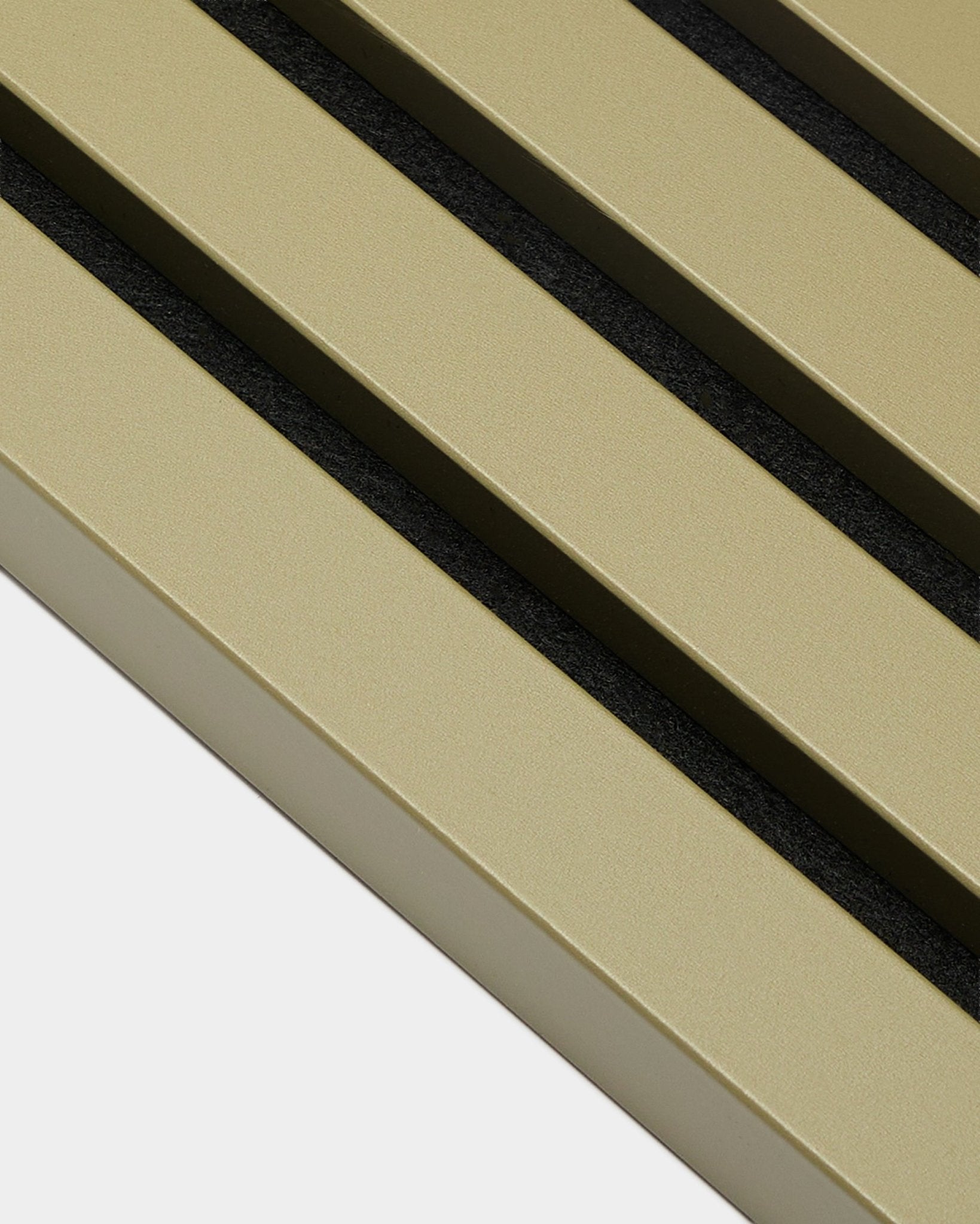 Nærbilde av WoodUpp Akupanel End Lamella i Moss, 2,2 cm: gullfarget metallisk Akustikkpanel med tre parallelle diagonale black spor.