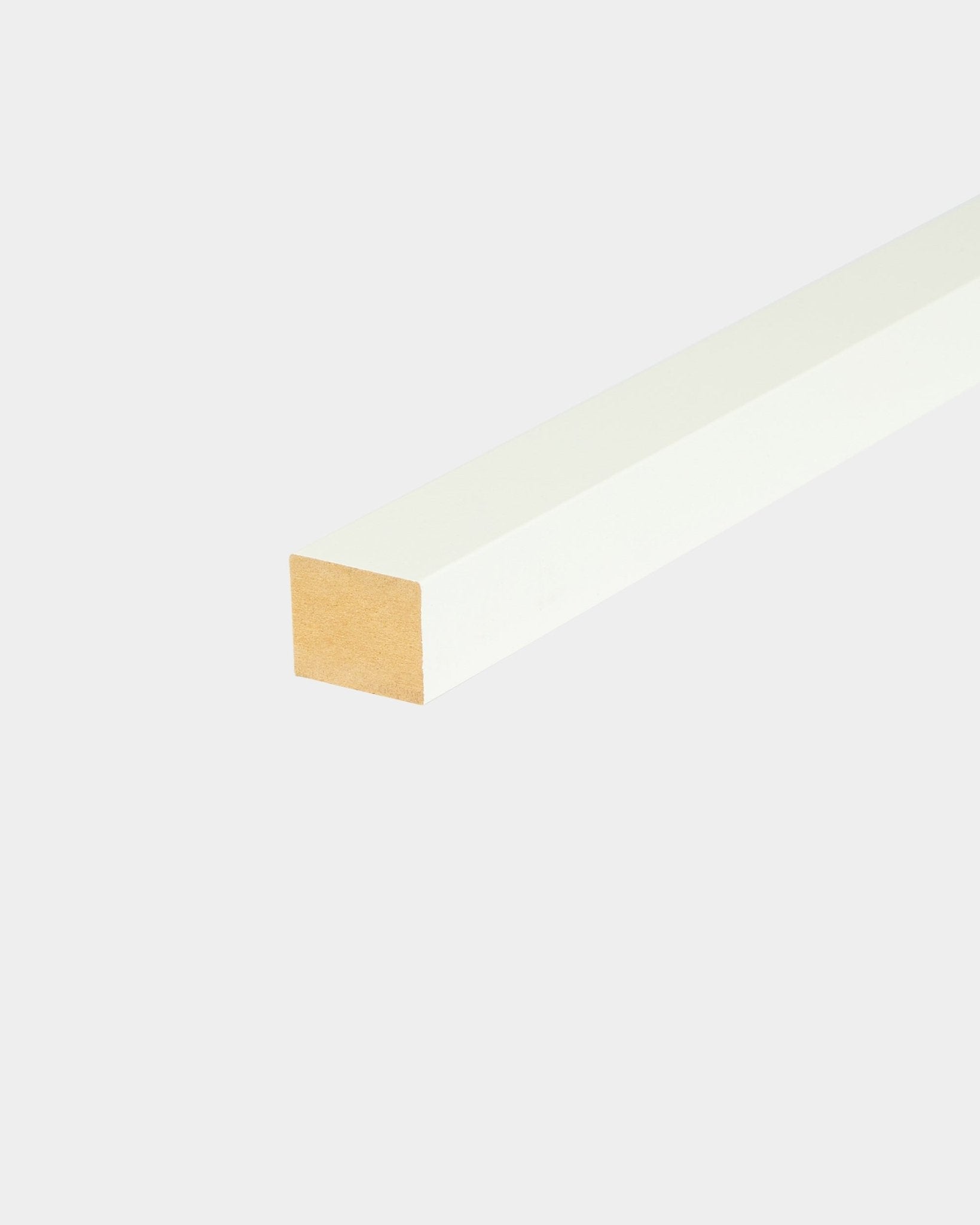 WoodUpp Akupanel endelamell i Snow, 2,2 cm: lang MDF-kant med Akustikkpanel, hvite sider og ubehandlet ende mot en enkel lys grå bakgrunn.