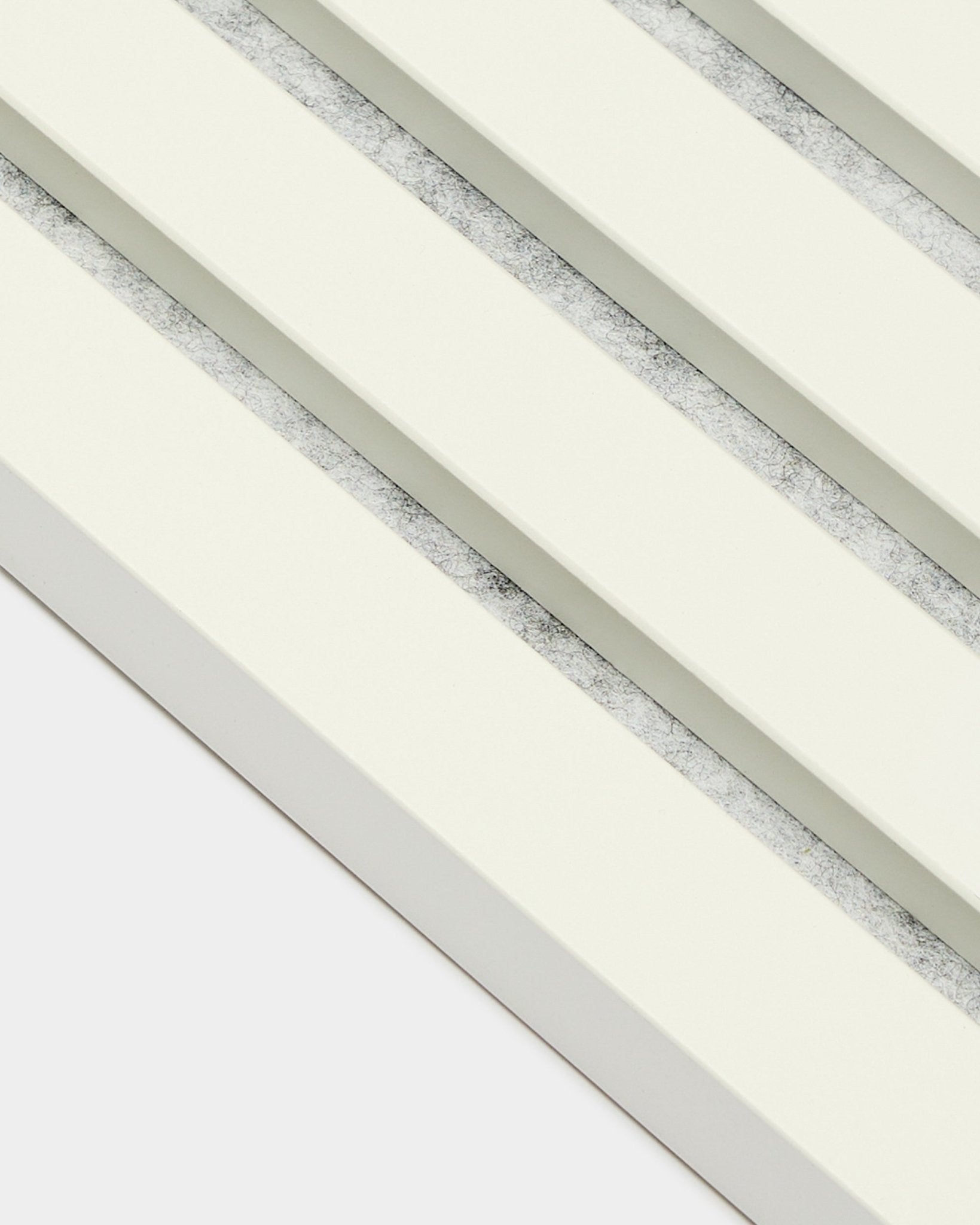 Fire WoodUpp Akupanel endelamell/Snow akustikkpaneler (2,2 cm) arrangert diagonalt, med offwhite spiler og teksturerte grå mellomrom i nordisk stil.